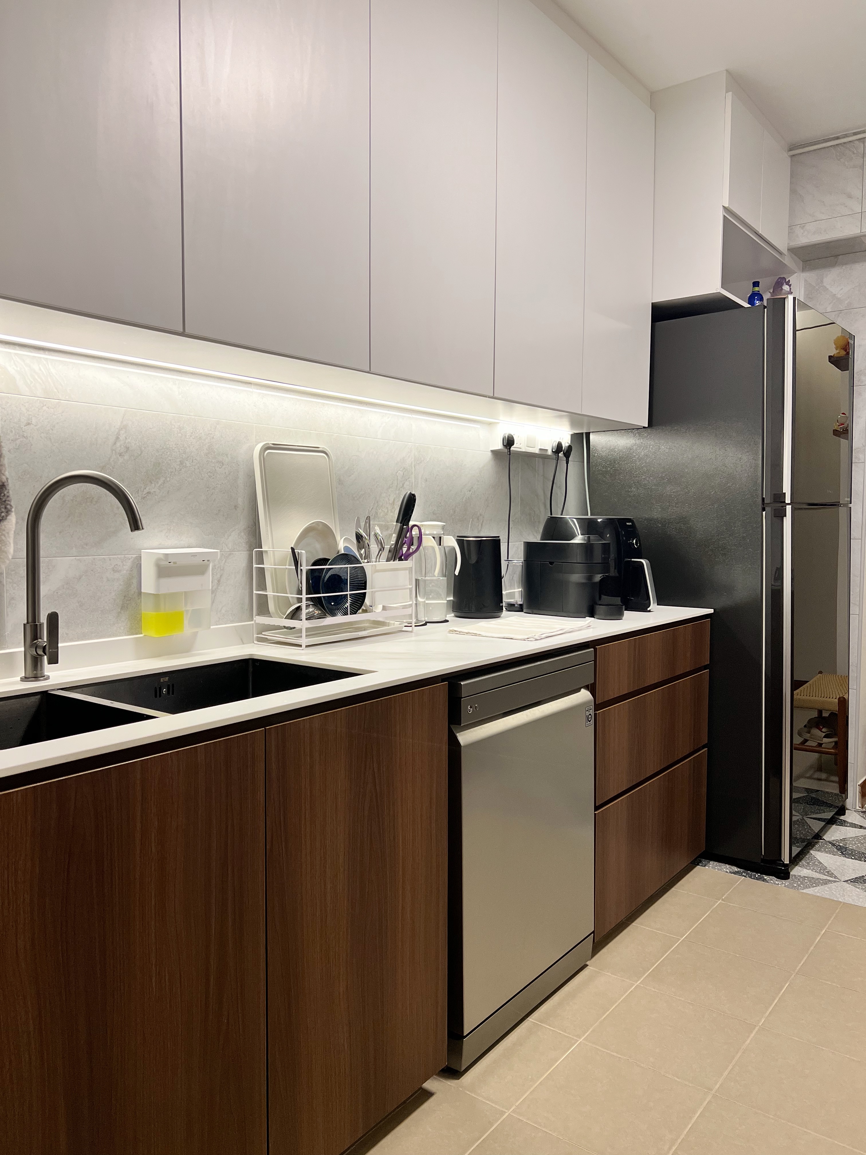 Less is More: Creating a Kitchen Without a Hood or Overhanging Rack - White kitchen cabinets, modern design, stainless steel