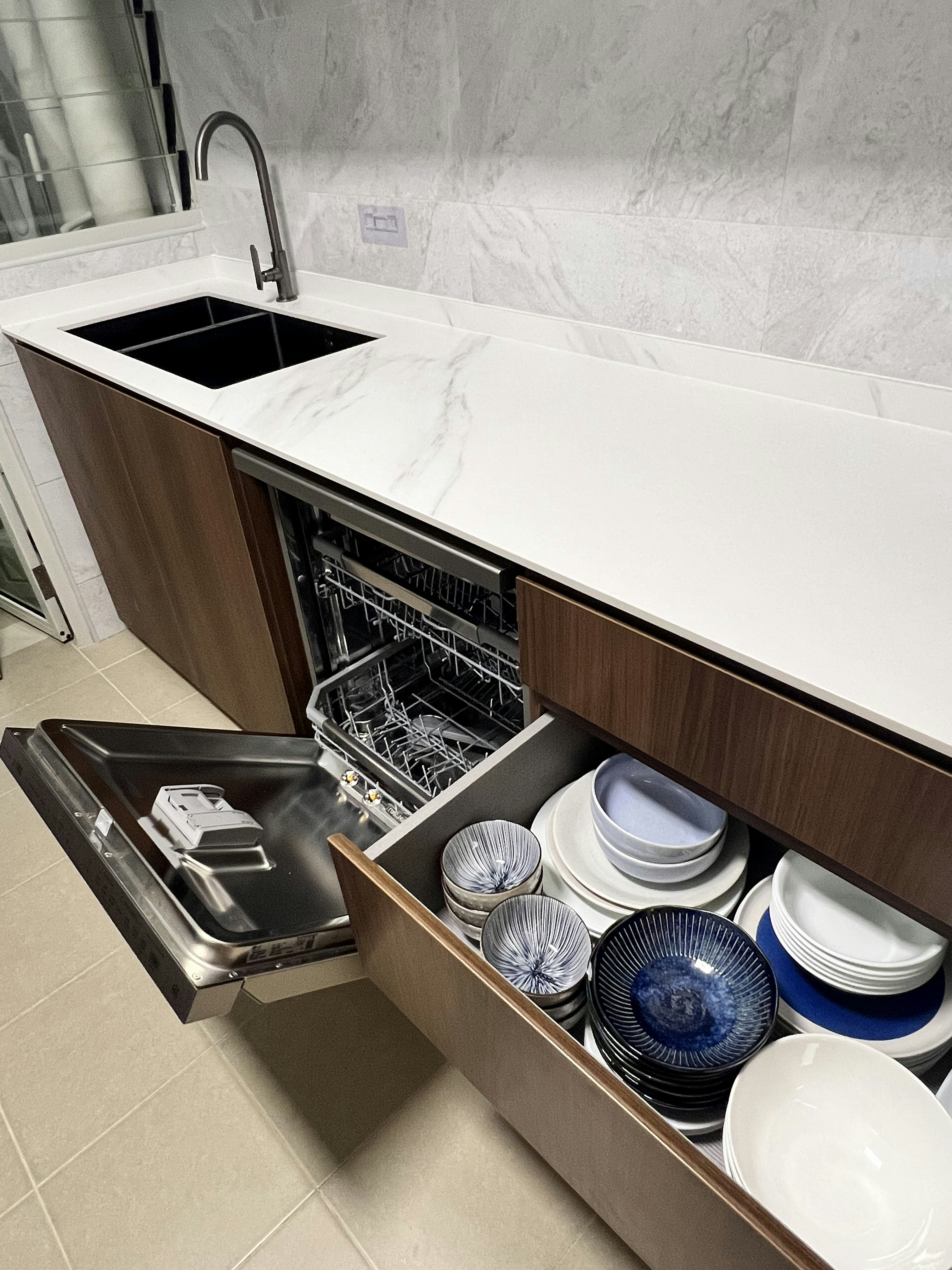 Less-is-More:-Creating-a-Kitchen-Without-a-Hood-or-Overhanging-Rack