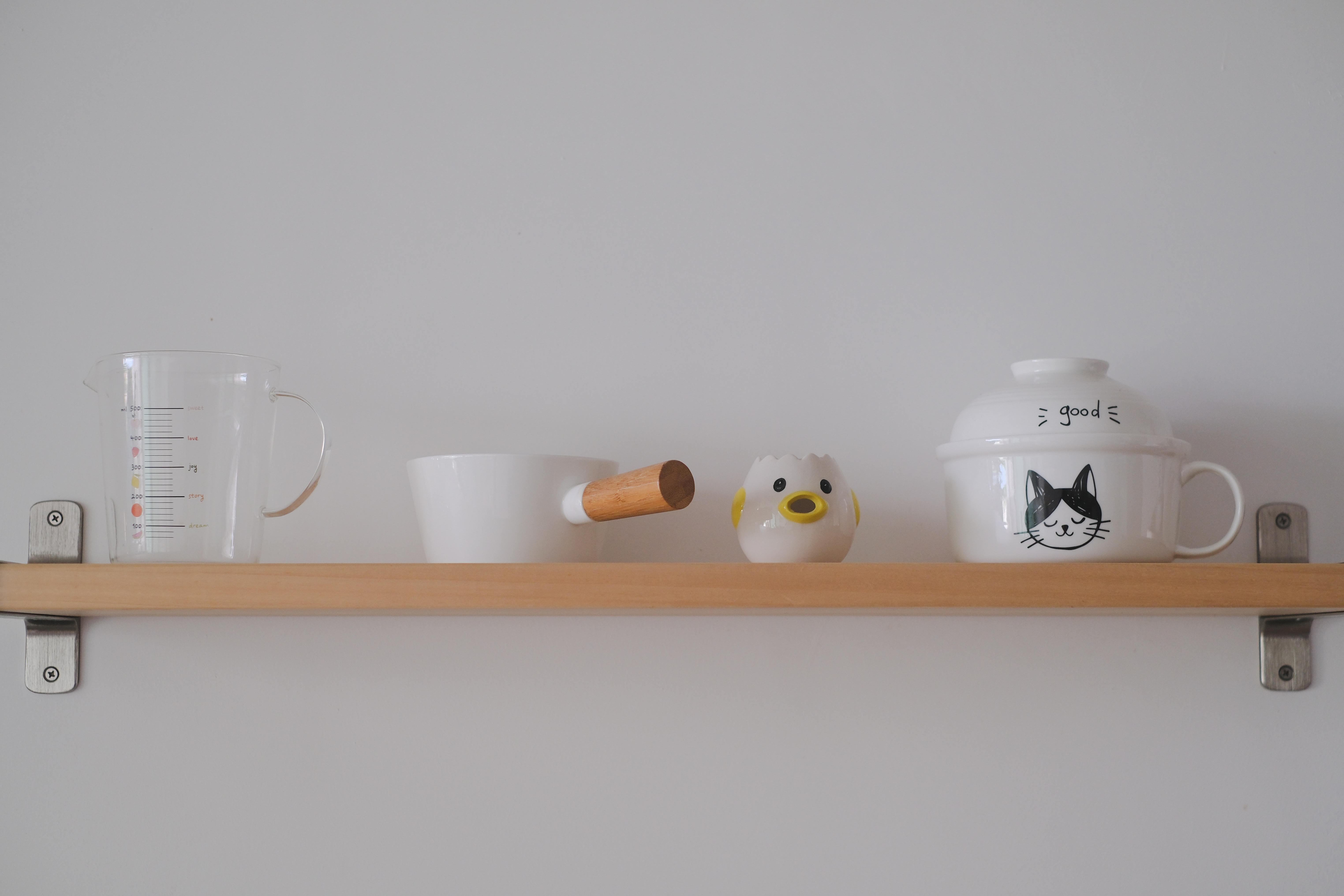 Clean and Functional: A Kitchen Designed with Smart Storage Solutions - Clear glass measuring cup, white measuring cup