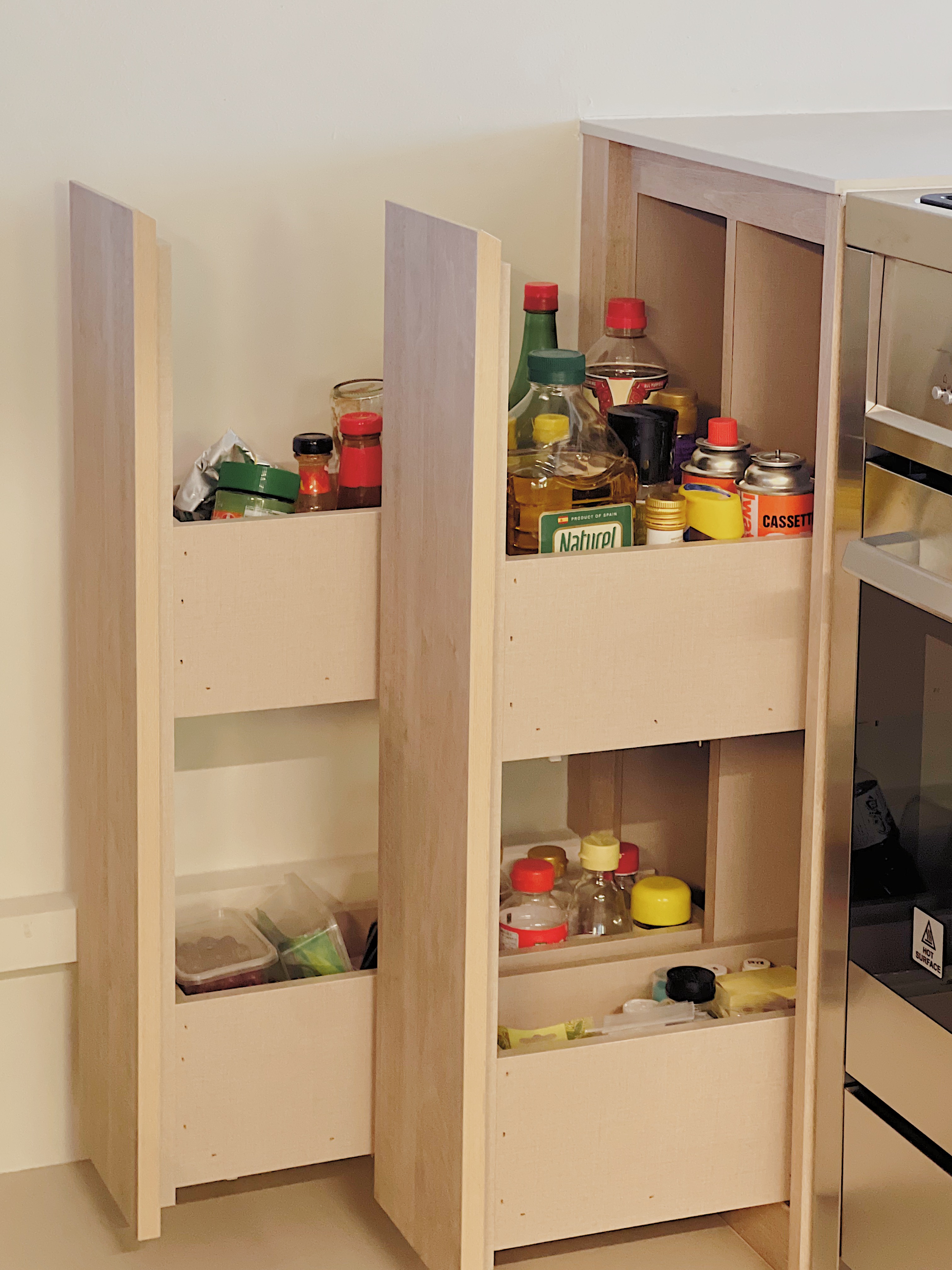 Marie Kondo, Kitchen Version ☝🏻✨ - Wooden kitchen cabinet, open shelves, various kitchen items, natural oil, mustard