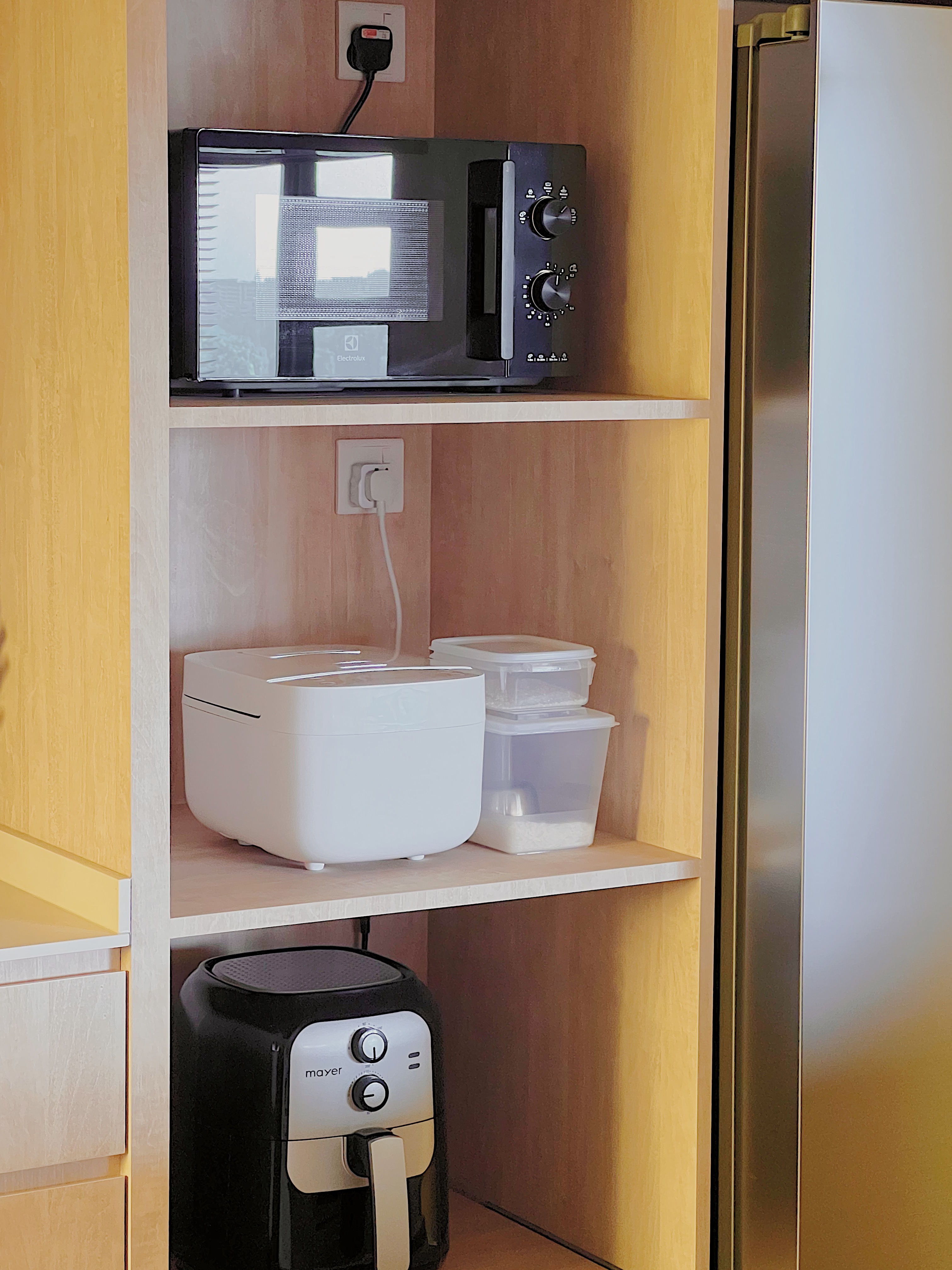 Marie Kondo, Kitchen Version ☝🏻✨ - microwave, toaster, rice cooker, electric kettle, refrigerator, wooden shelves, modern