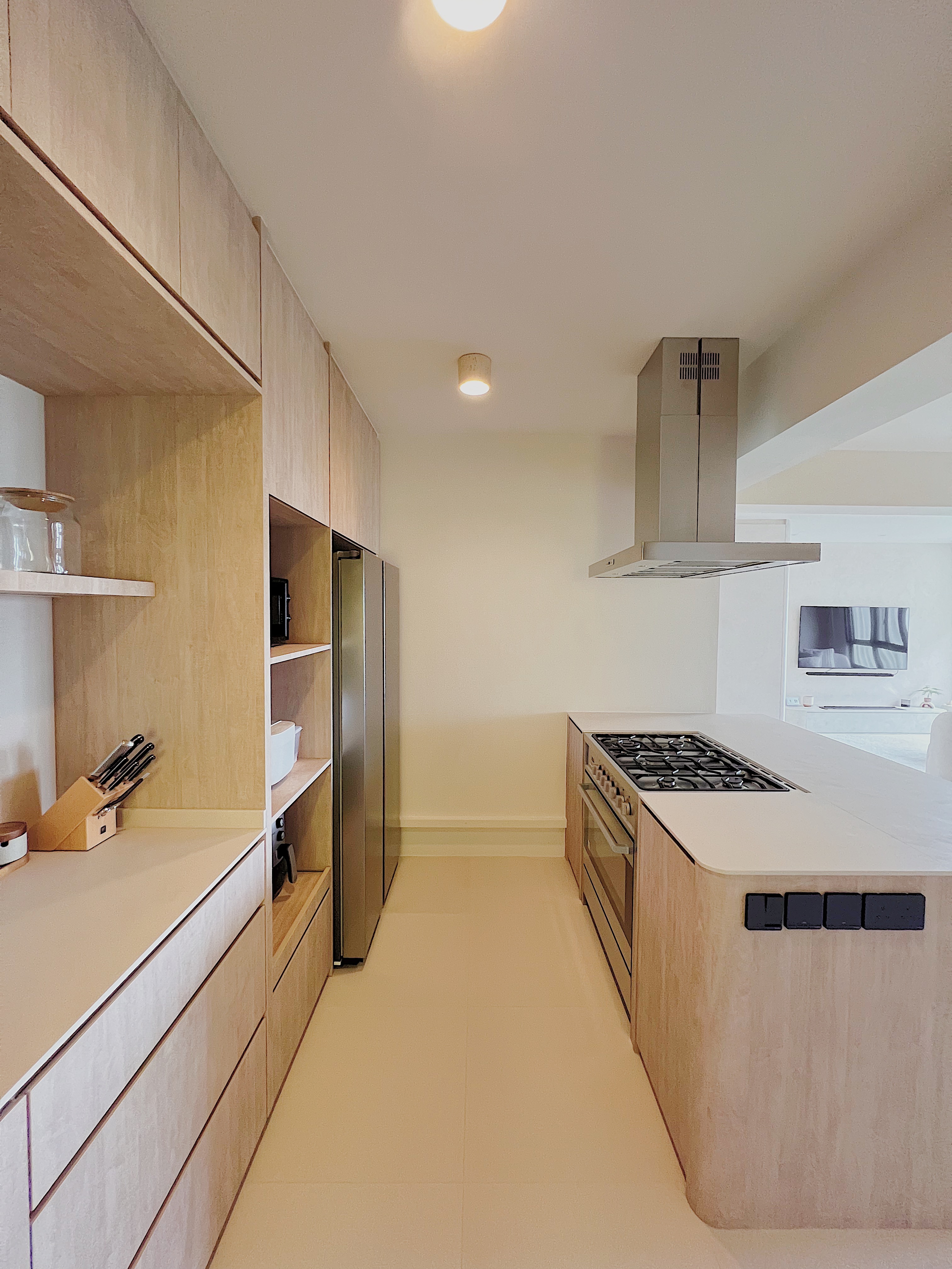 Marie Kondo, Kitchen Version ☝🏻✨ - Wooden kitchen cabinetry, modern appliances, sleek design, minimalist decor, open