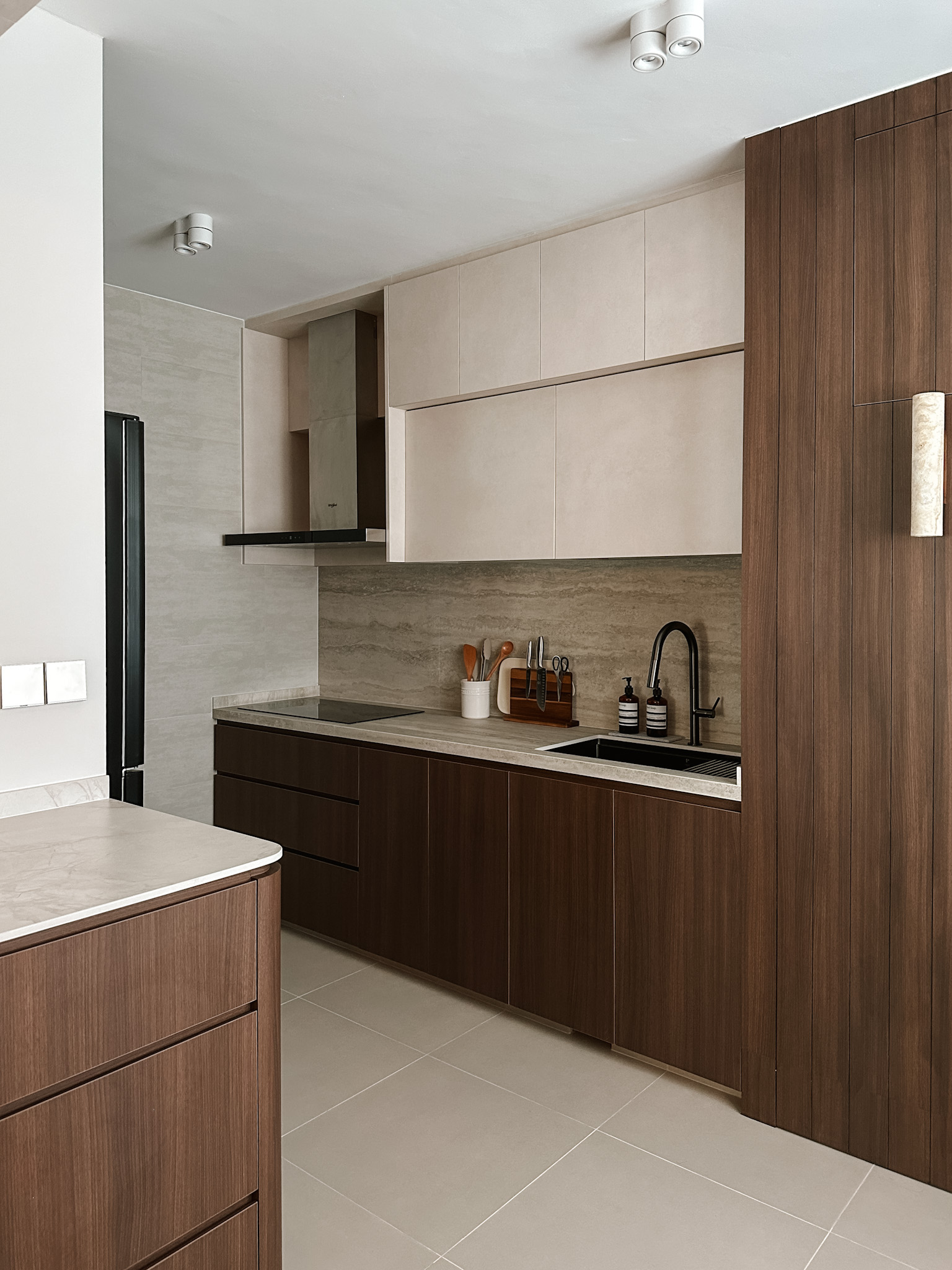 Our Cosy Kitchen: Designed for the Ultimate User Experience - Modern kitchen with sleek design, minimalist decor, neutral