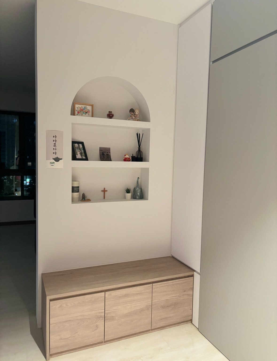 Before and After: Functional Entryway, Maximising Space - Shelf with decorative items, minimalist interior design, white wall