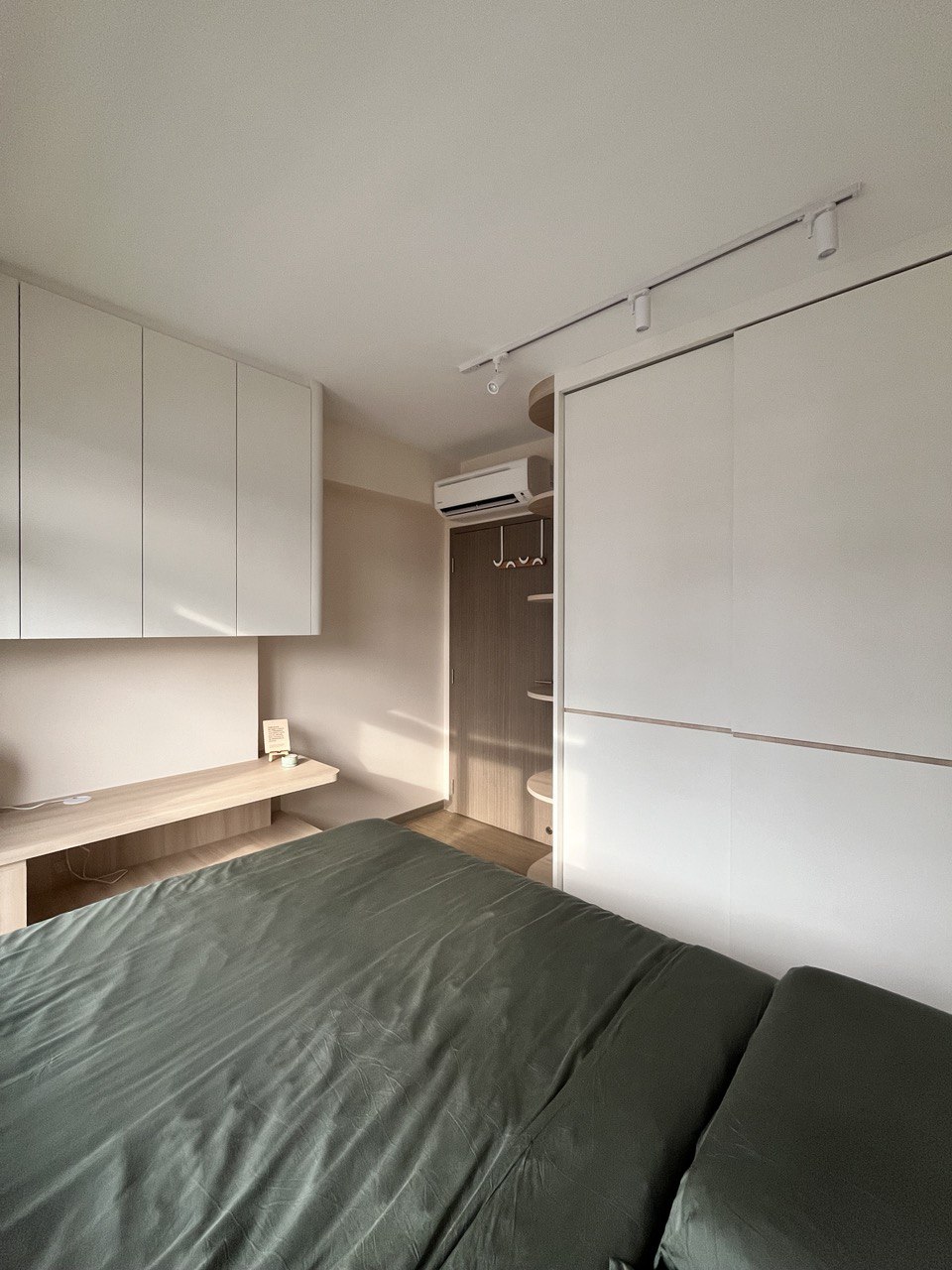 Before-&-After:-Queen-Sized-Storage-Platform-Bed-in-the-Common-Room?