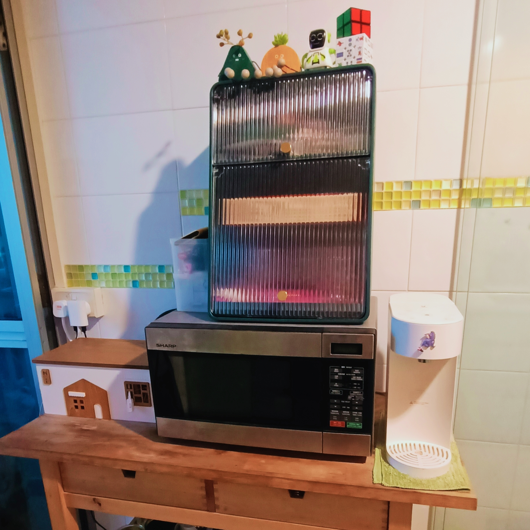 26K Cozy Rustic Home with Swing and Study Corridor - Miniature house, microwave, toaster, colorful tiles, toy figures