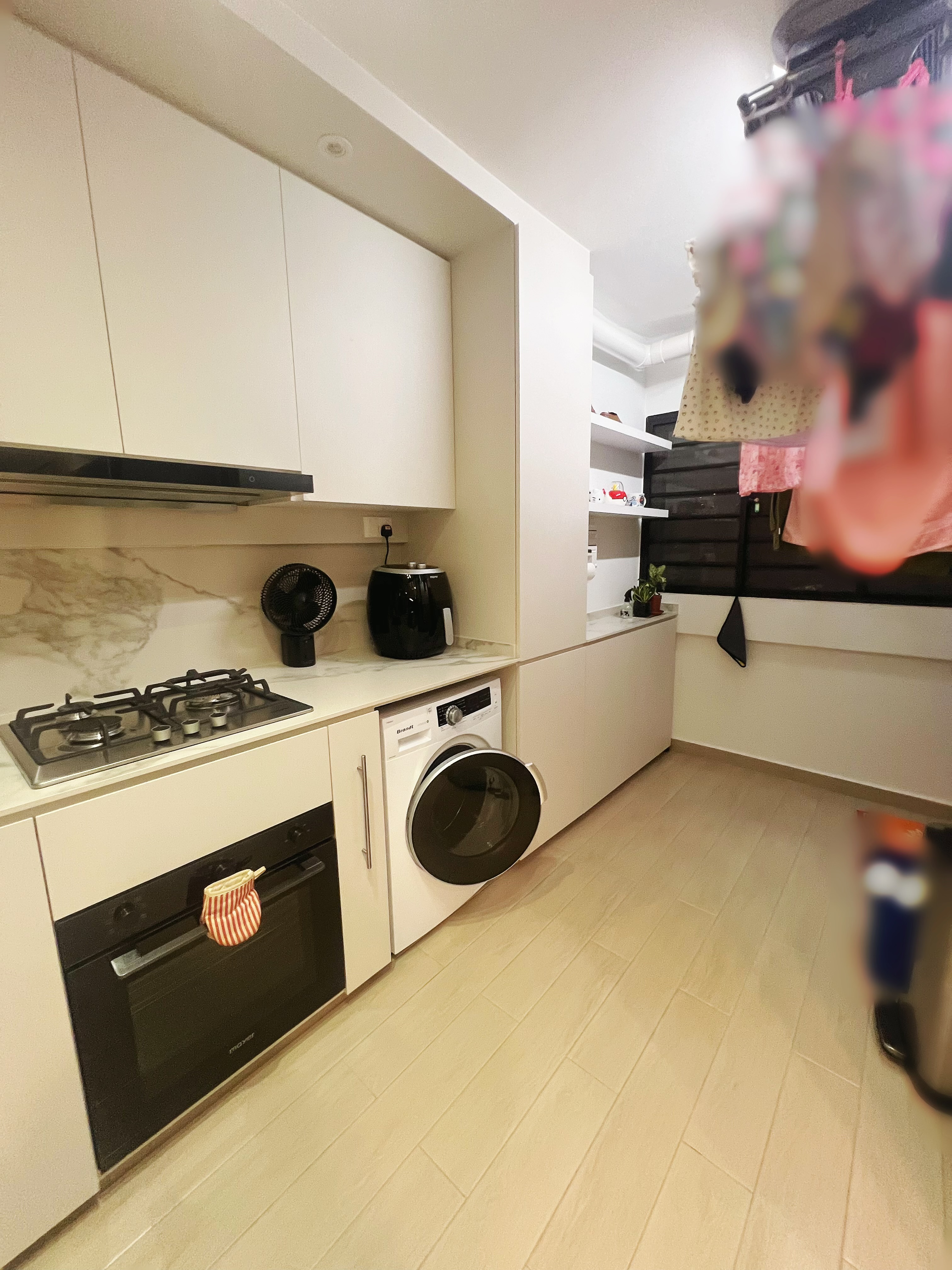 Transformation of an old maisonette: Big space living with home gym - modern kitchen, compact space, white cabinets, gas