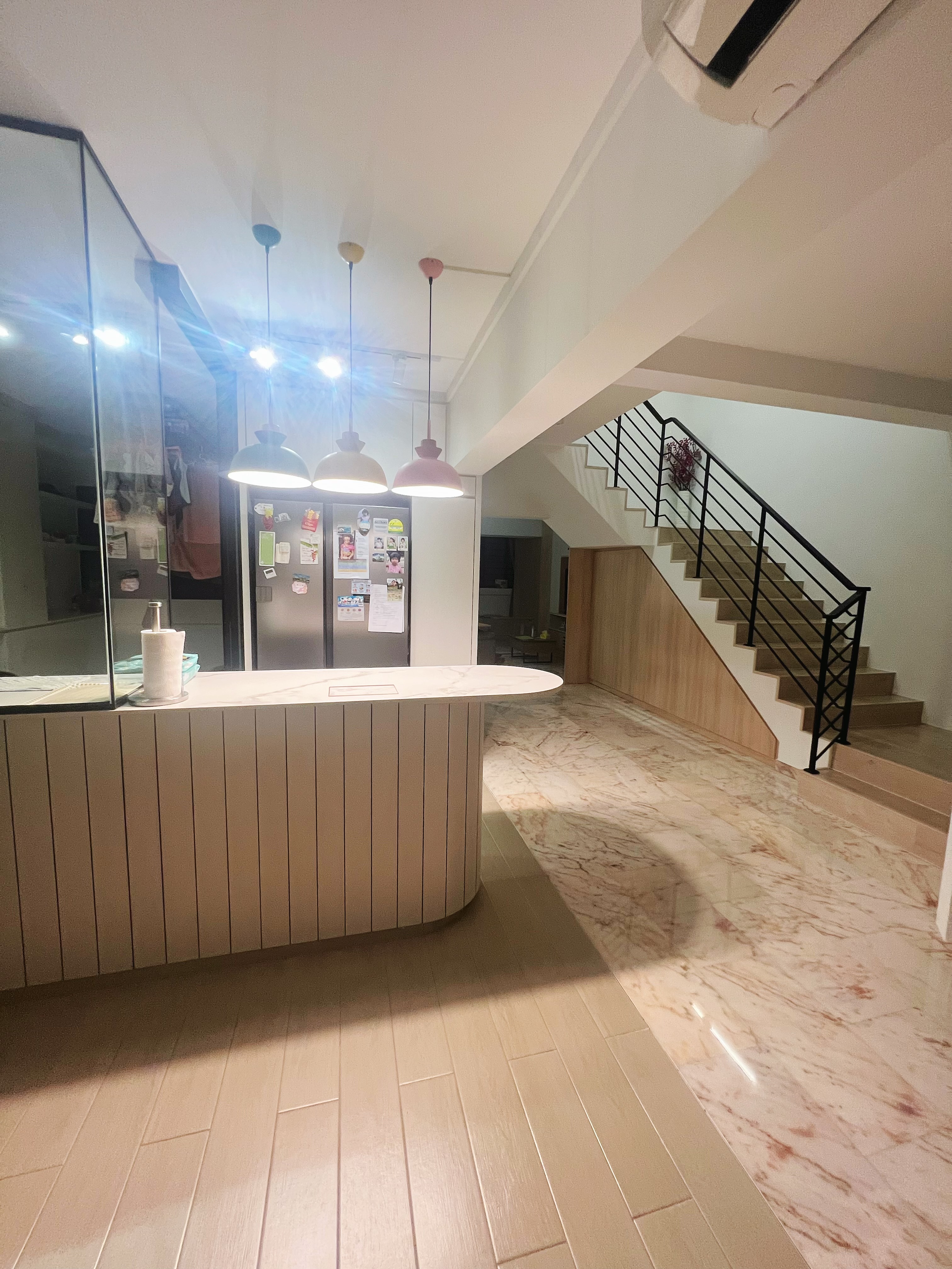 Transformation of an old maisonette: Big space living with home gym - Modern kitchen with marble flooring, sleek countertop