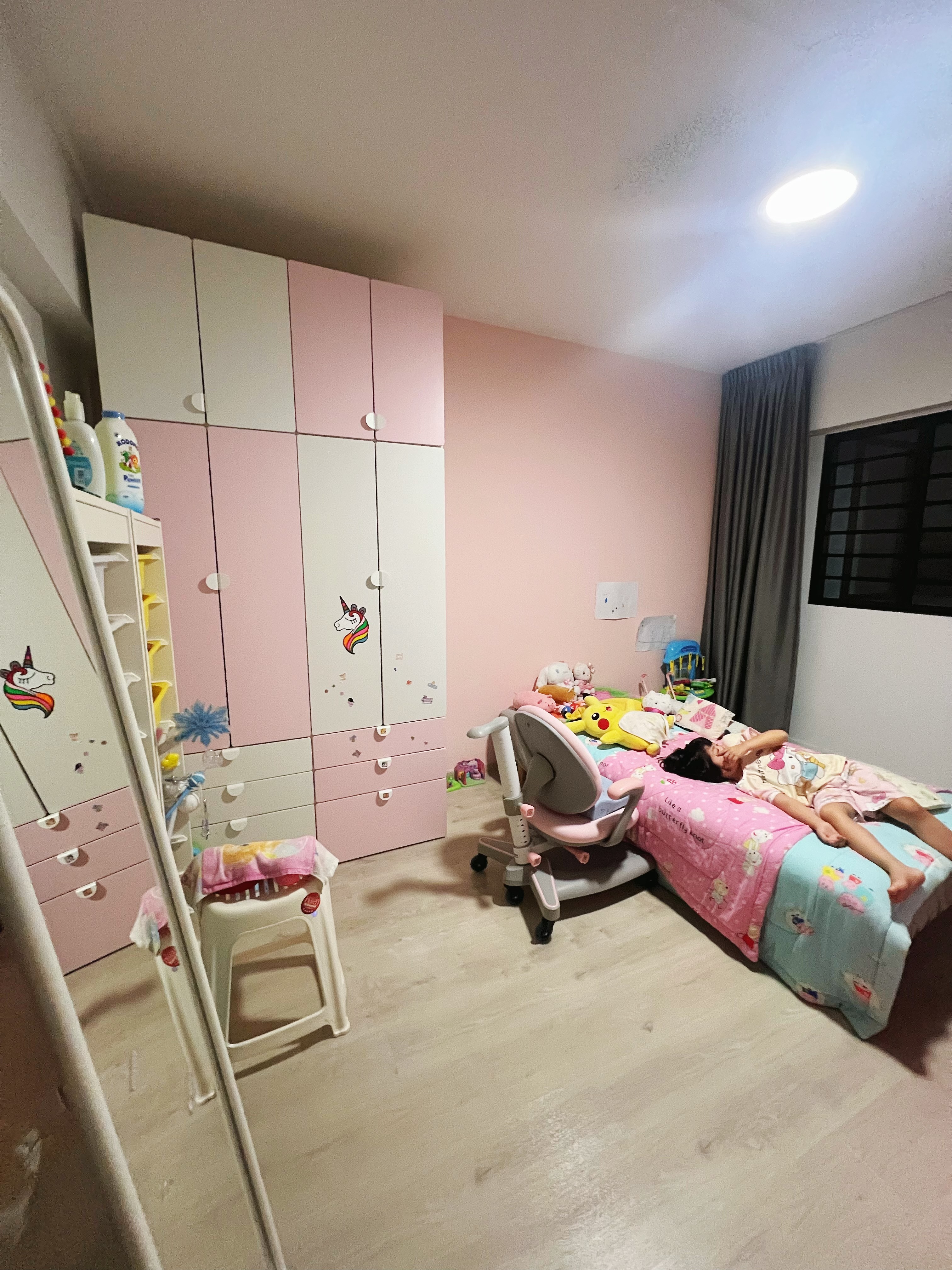 Transformation of an old maisonette: Big space living with home gym - Pink and white children's wardrobe, unicorn stickers