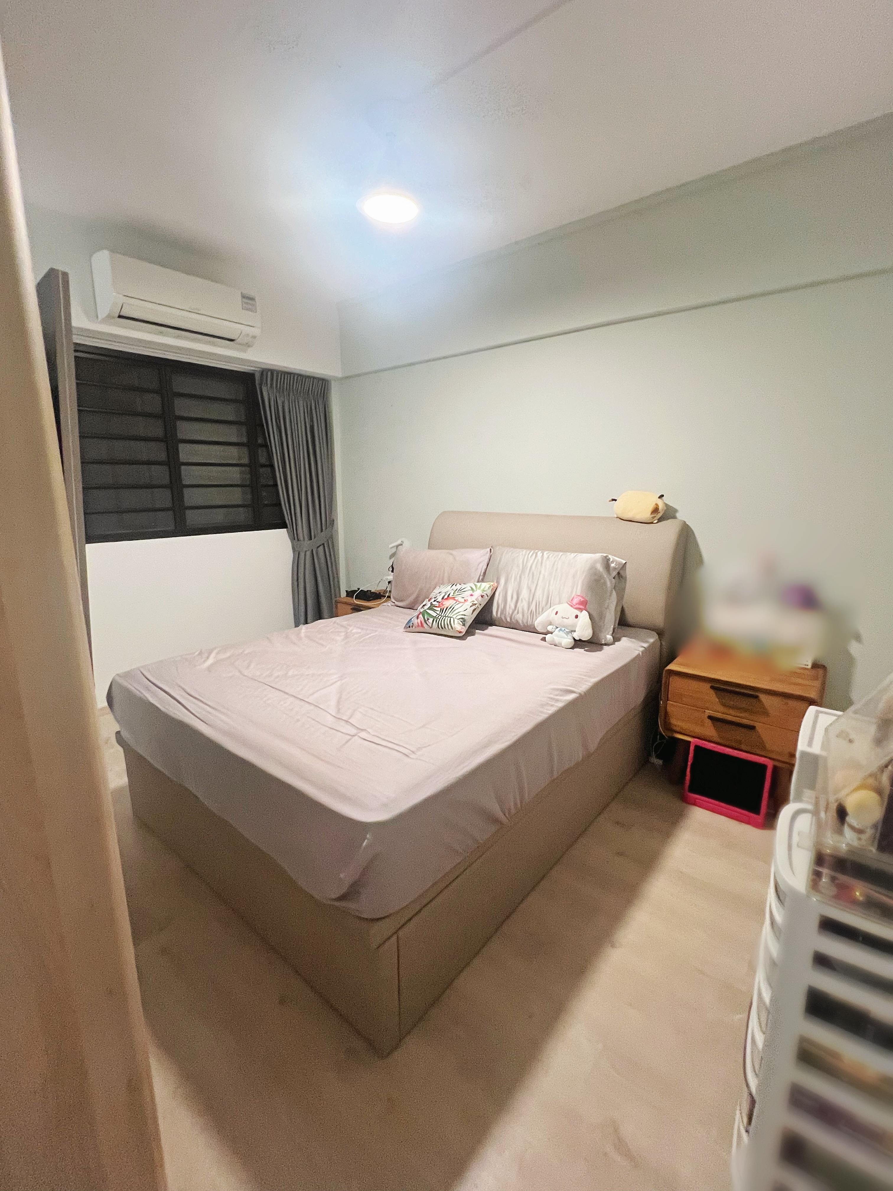 Transformation of an old maisonette: Big space living with home gym - Comfortable bed with light beige bedding and