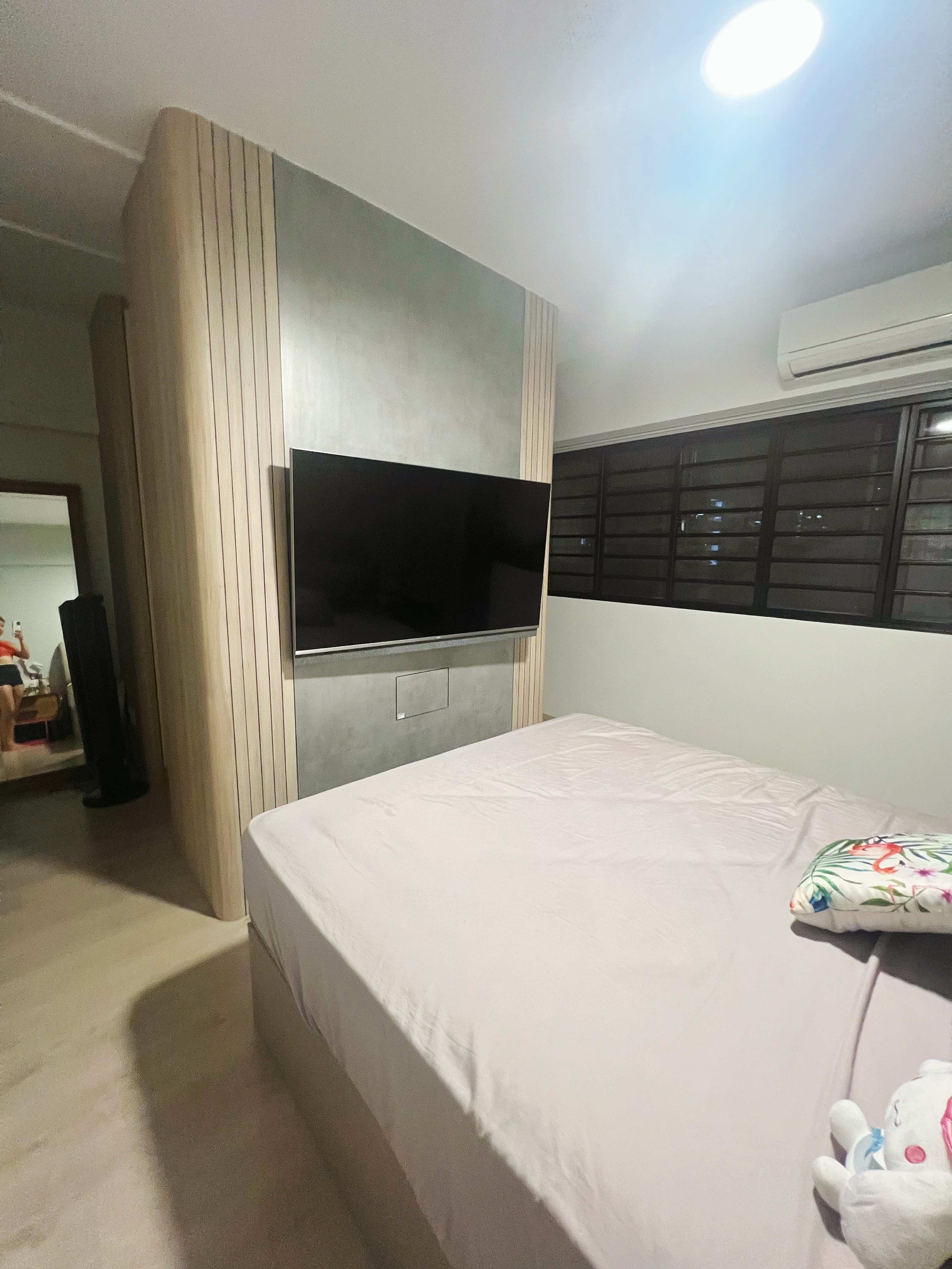 Transformation of an old maisonette: Big space living with home gym - Modern bedroom, minimalist design, large bed, white