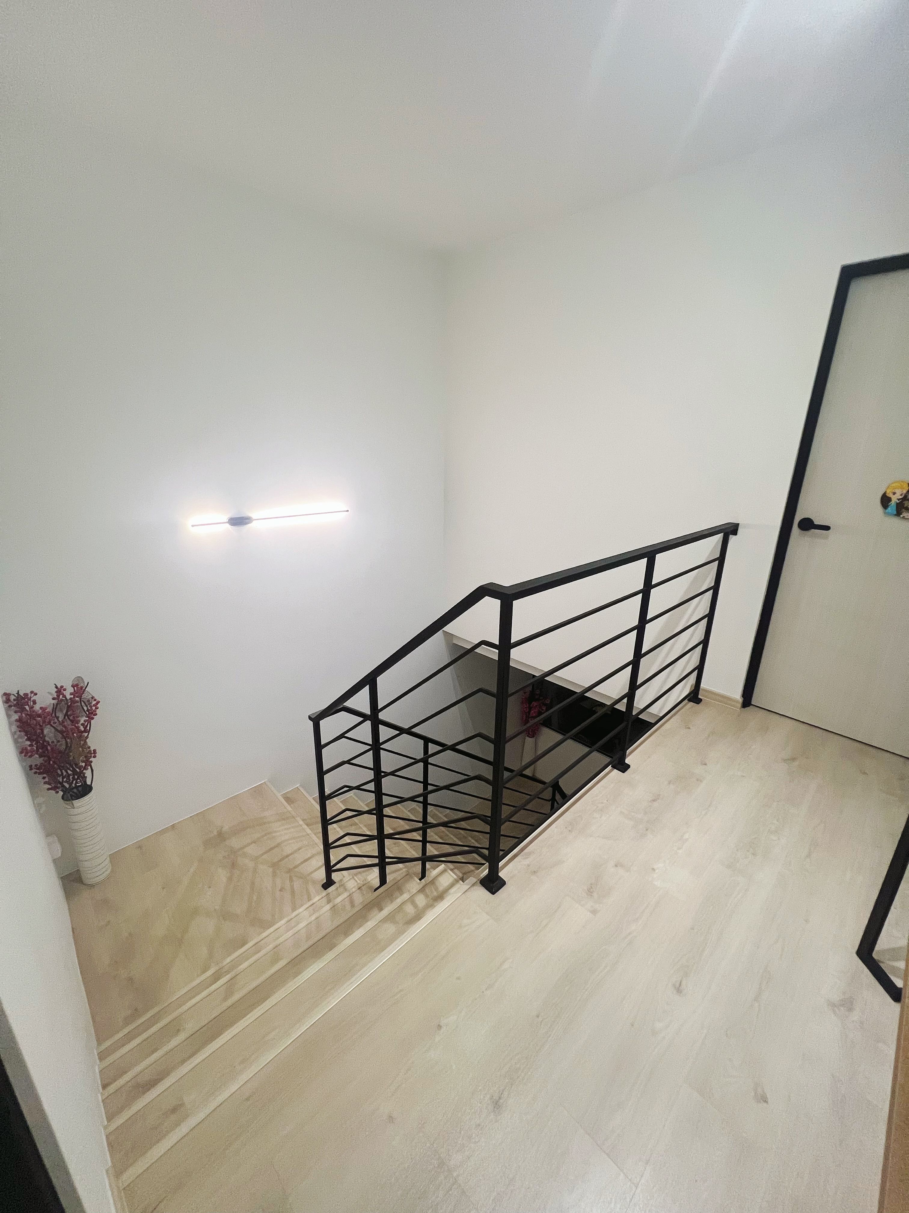 Transformation of an old maisonette: Big space living with home gym - Modern minimalist staircase with black metal railing