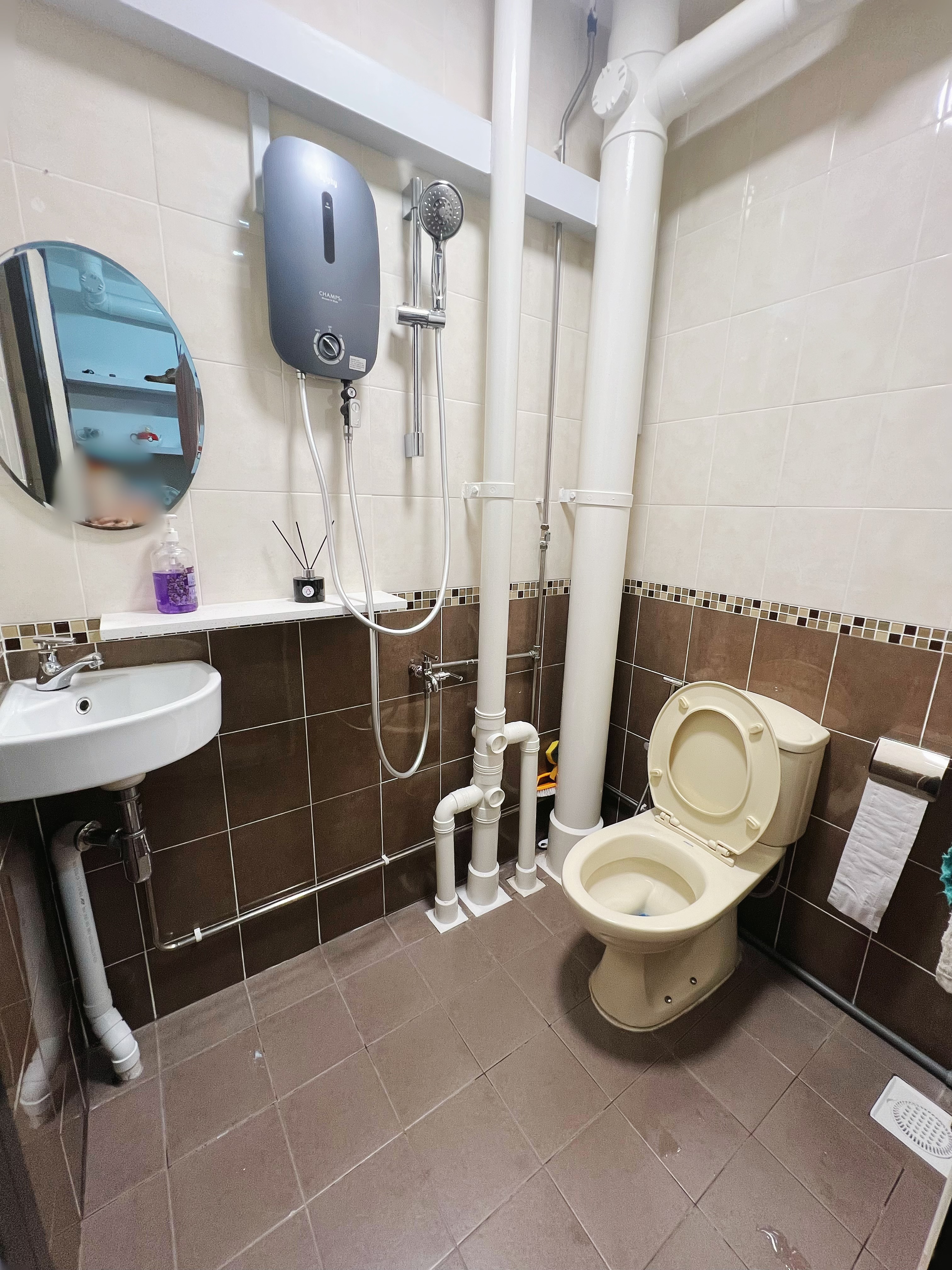Transformation of an old maisonette: Big space living with home gym - Bathroom sink, mirror, shower, toilet, brown tiles
