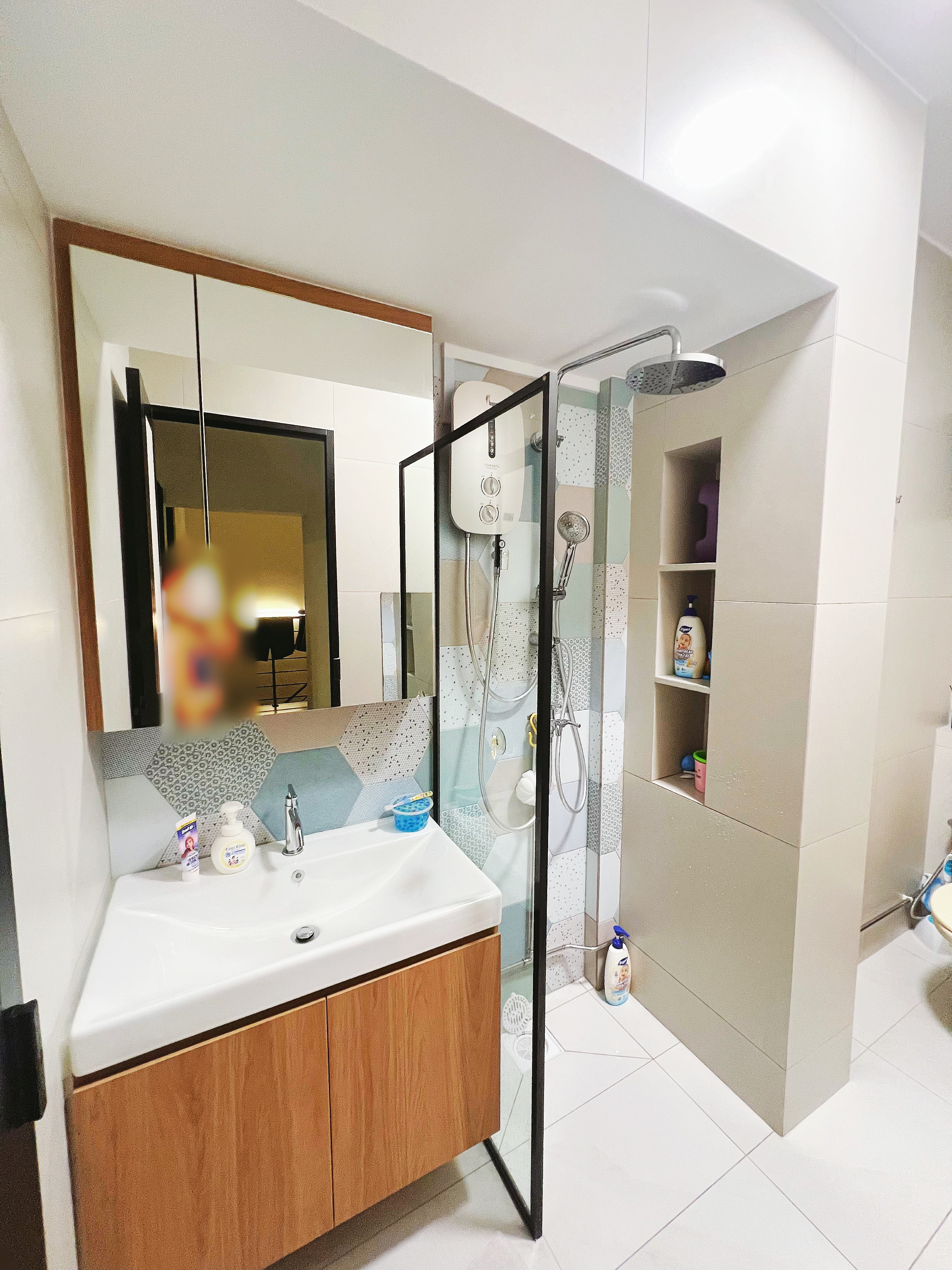 Transformation of an old maisonette: Big space living with home gym - White bathroom with modern design, wooden vanity, white