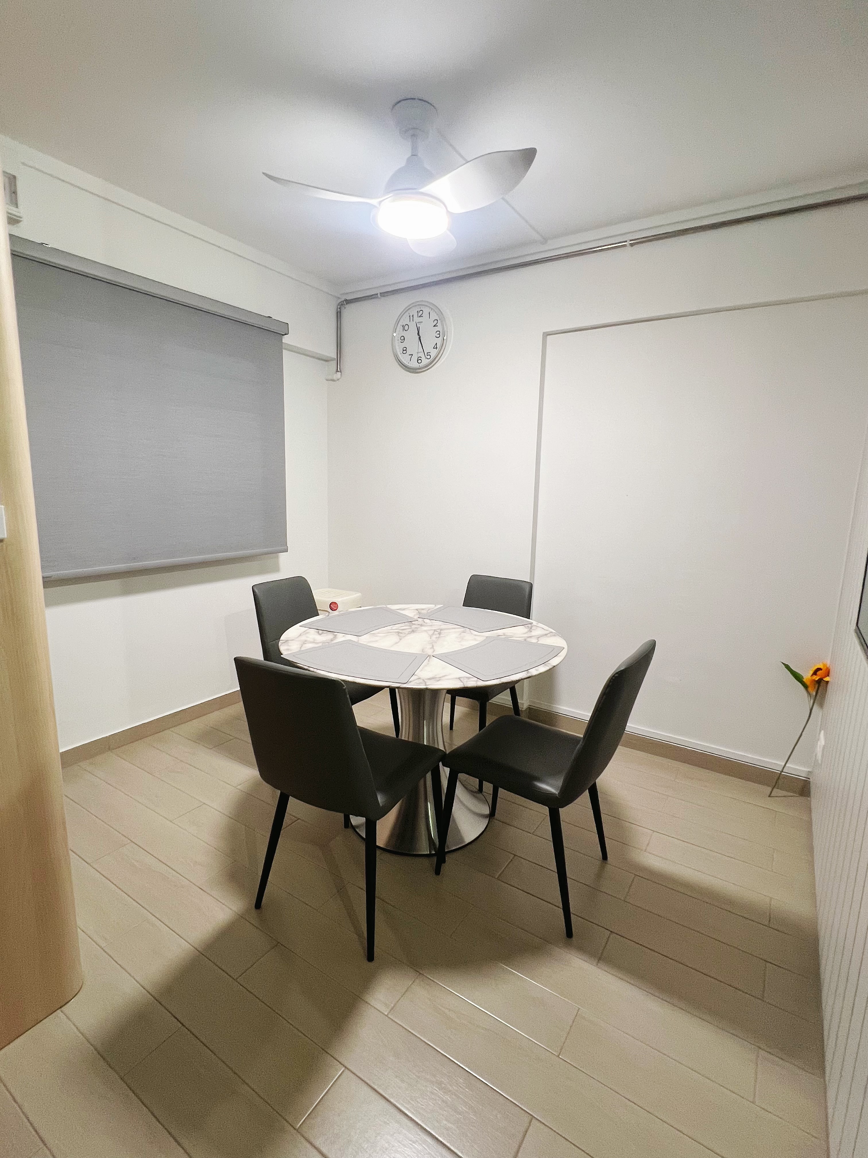 Transformation of an old maisonette: Big space living with home gym - Modern dining room with marble table and black chairs