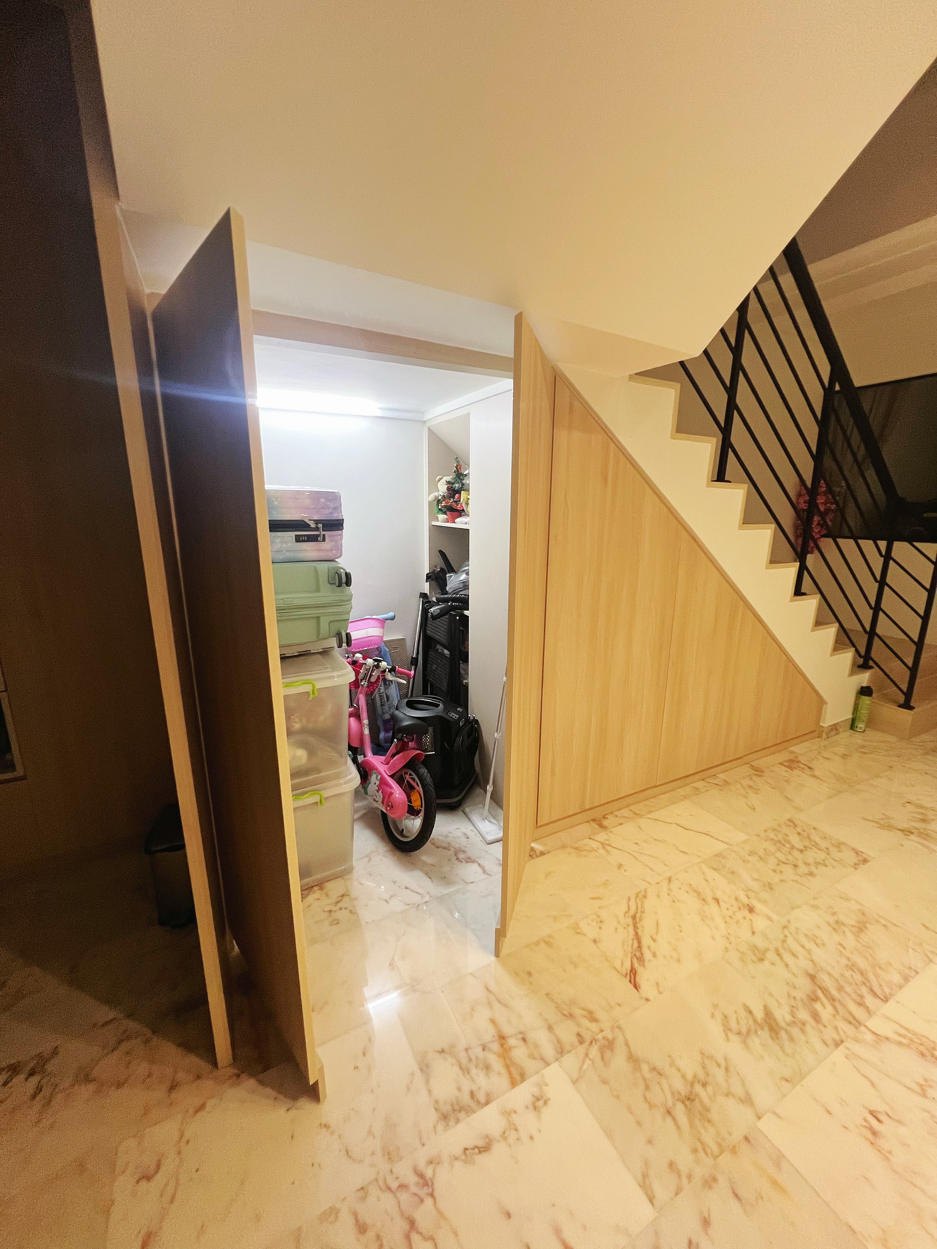 Transformation of an old maisonette: Big space living with home gym - Storage room, open doorway, wooden stairs, marble