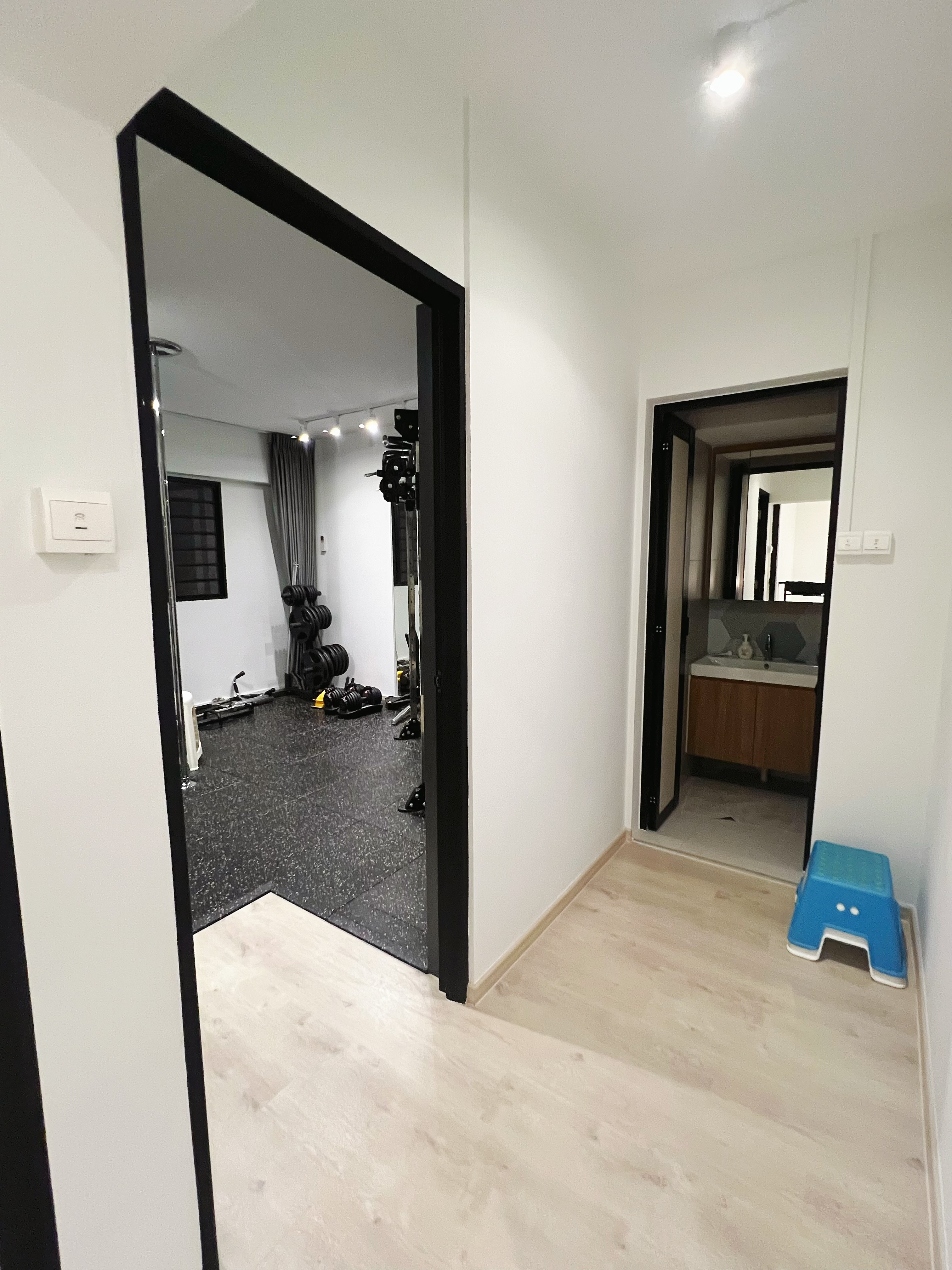 Transformation of an old maisonette: Big space living with home gym - Modern home gym, spacious entryway, minimalist decor