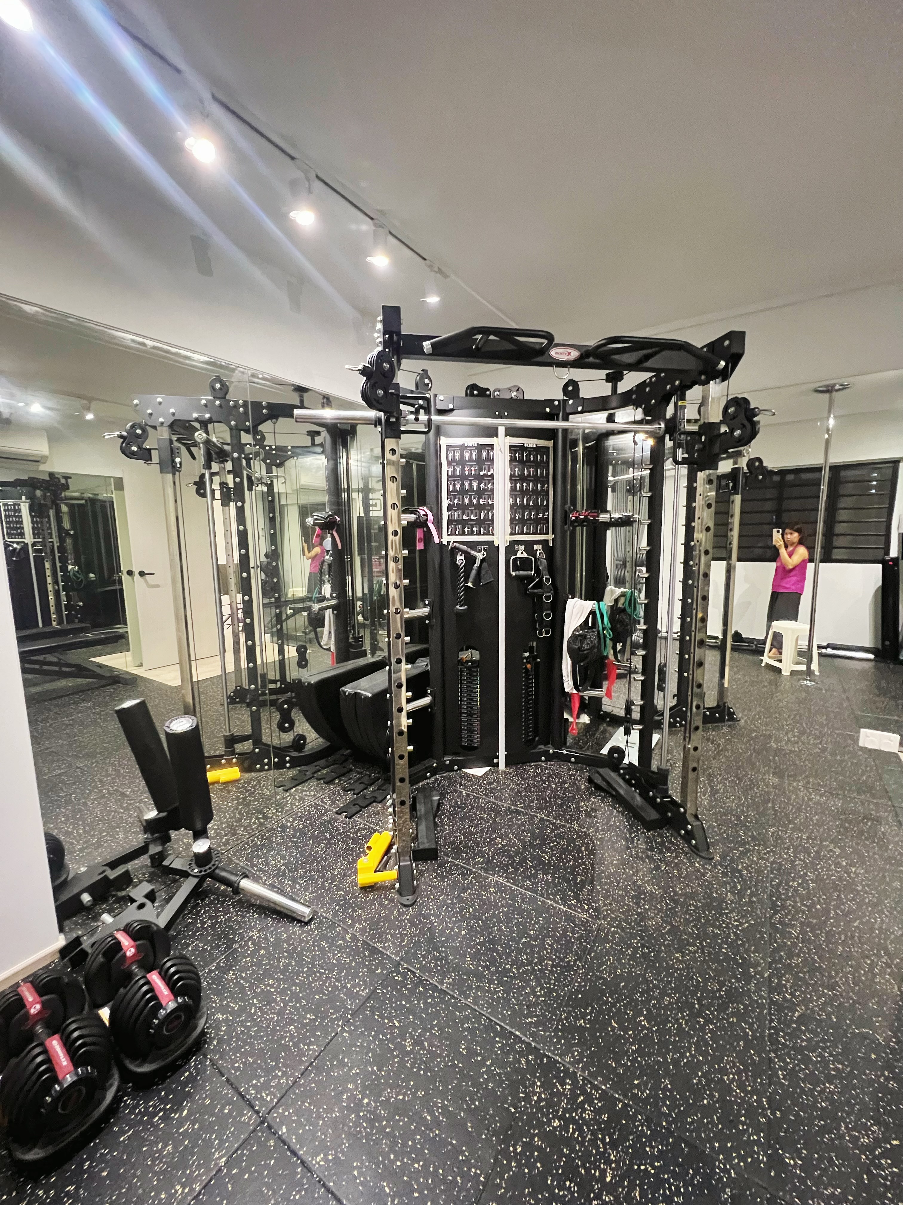Transformation of an old maisonette: Big space living with home gym - gym equipment, weightlifting station, black and silver