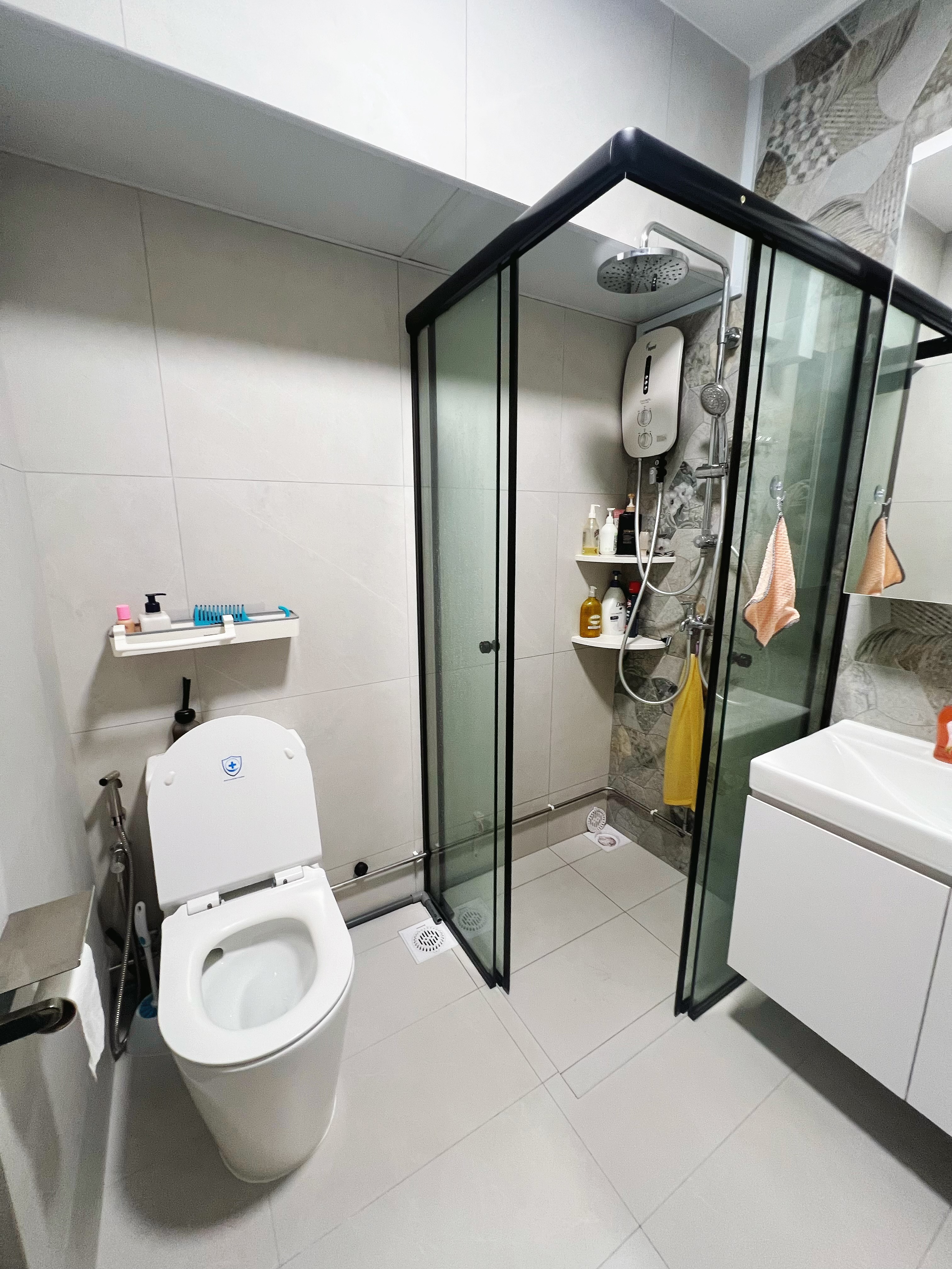 Transformation of an old maisonette: Big space living with home gym - White toilet, glass shower enclosure, tiled floor