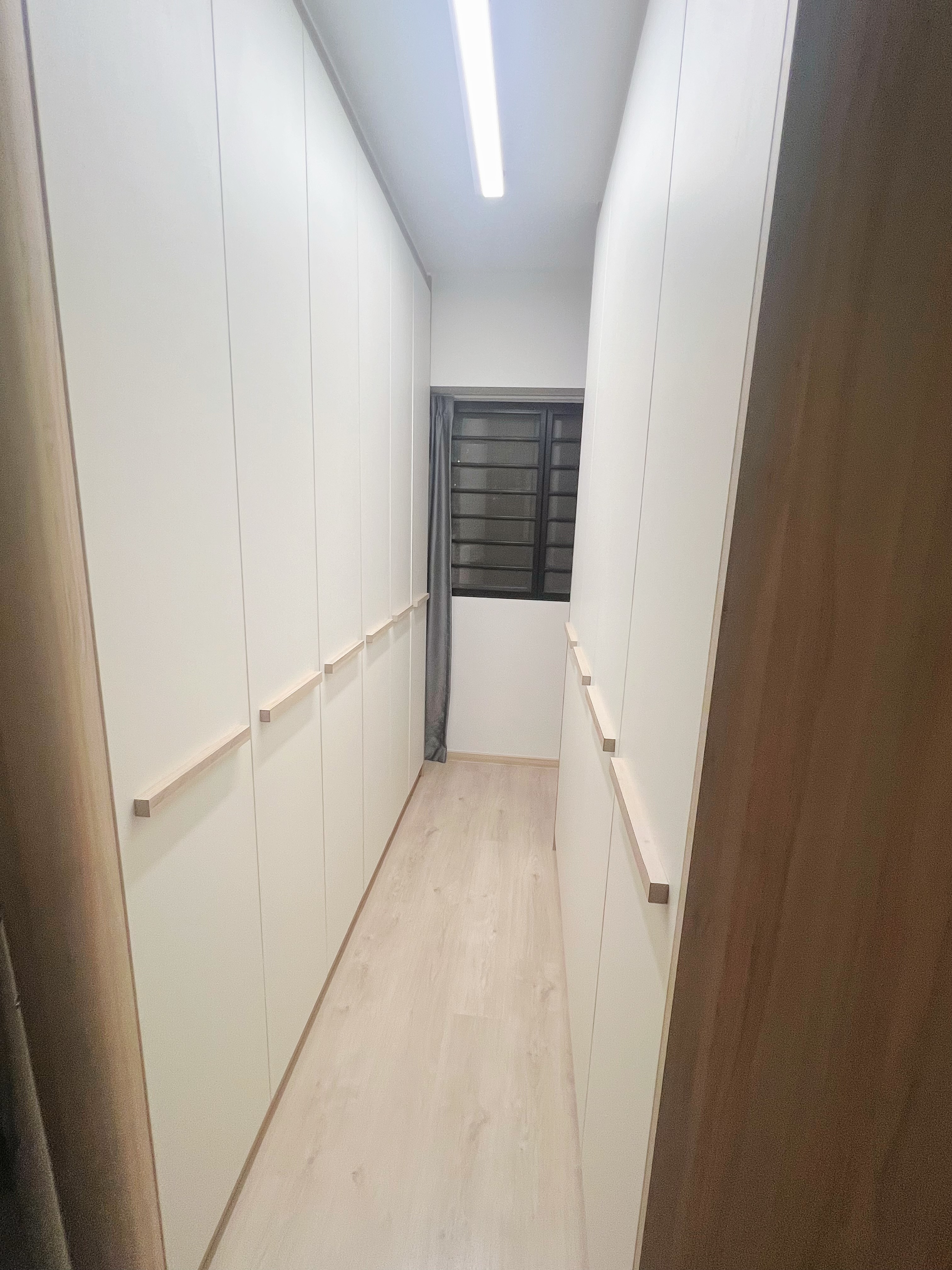 Transformation of an old maisonette: Big space living with home gym - White cabinetry, wooden flooring, modern design