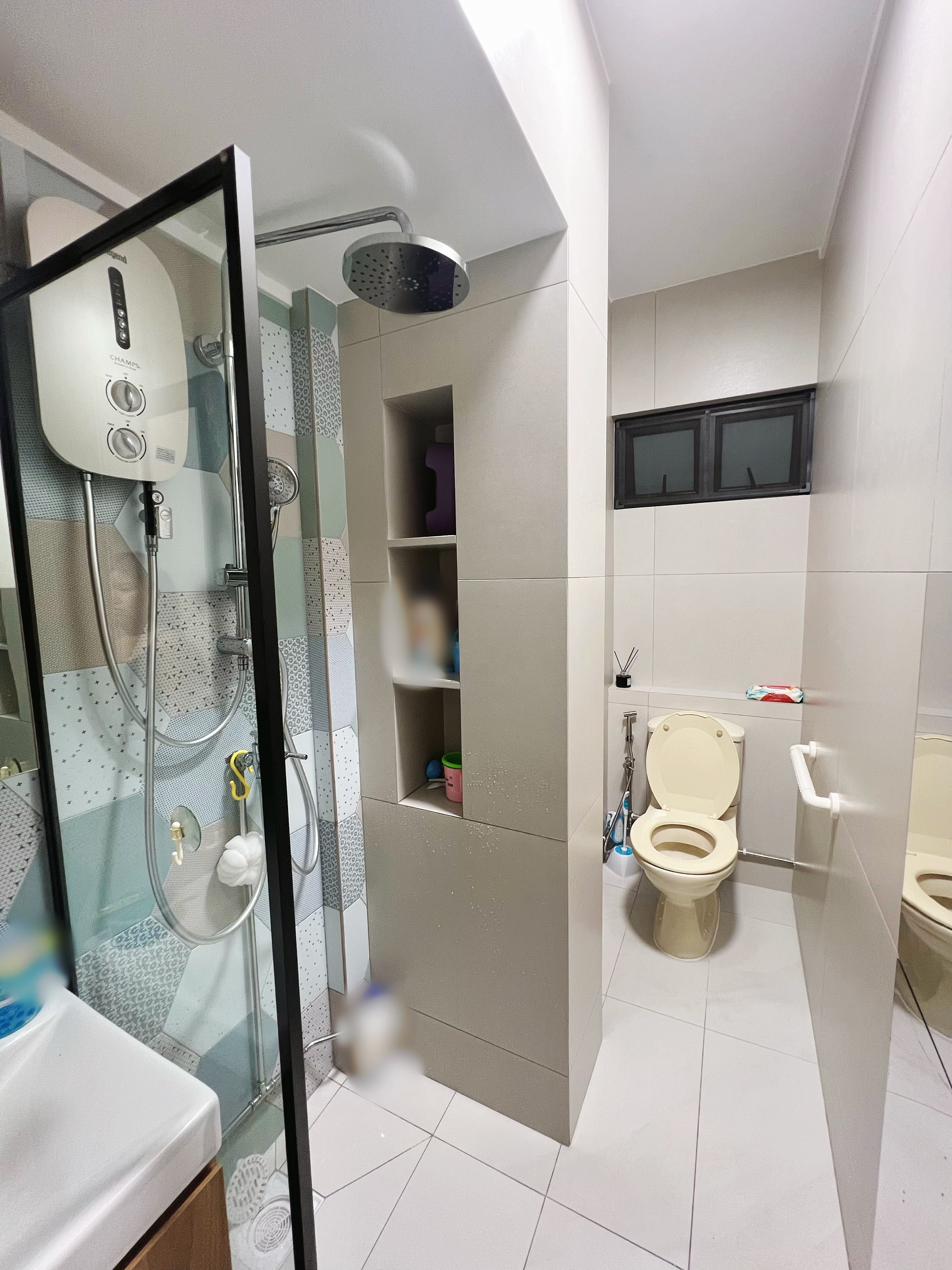 Transformation of an old maisonette: Big space living with home gym - shower enclosure, modern bathroom, tiled floor, white