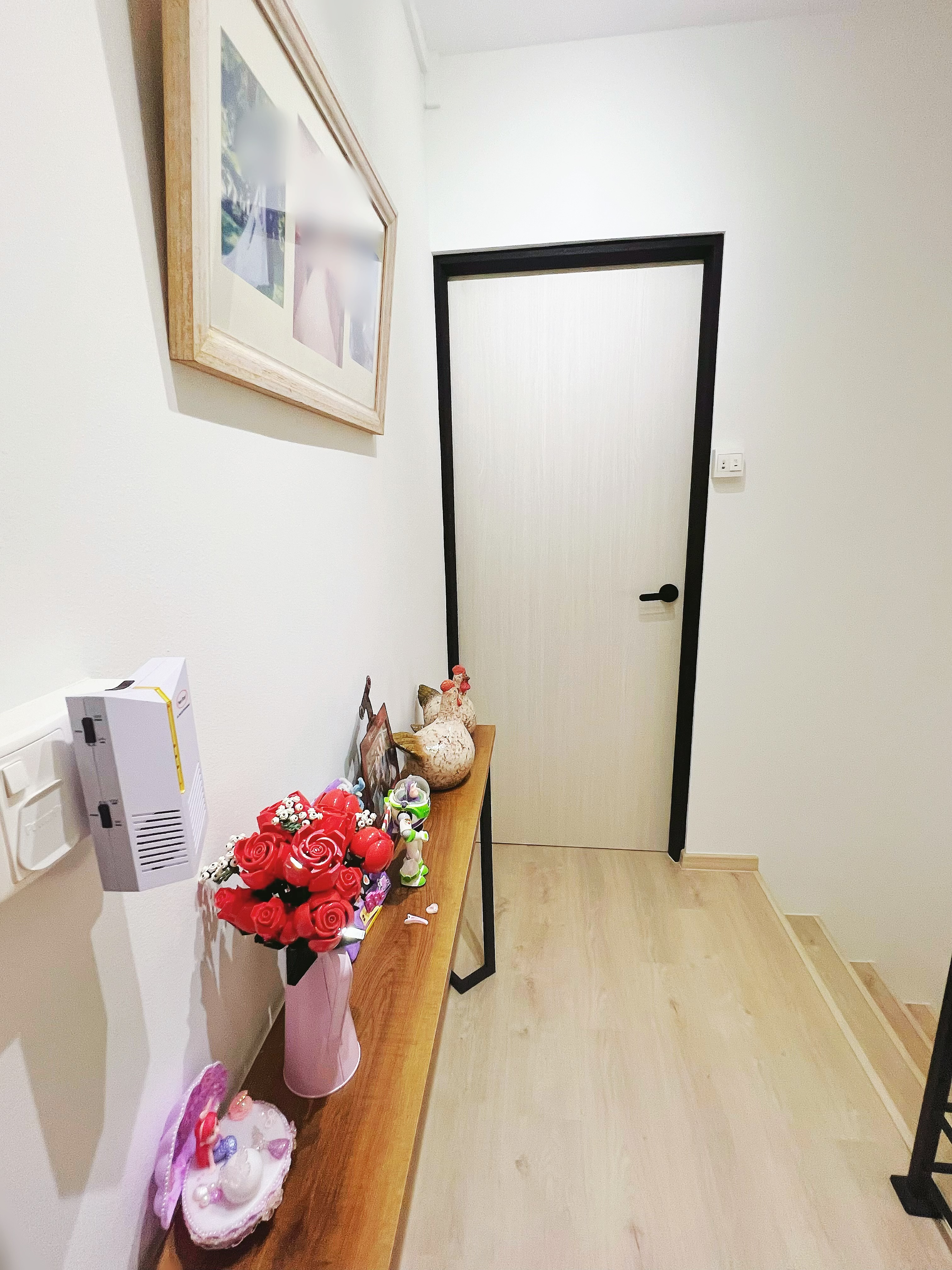 Transformation of an old maisonette: Big space living with home gym - vase with red roses, wooden bench, white wall, framed