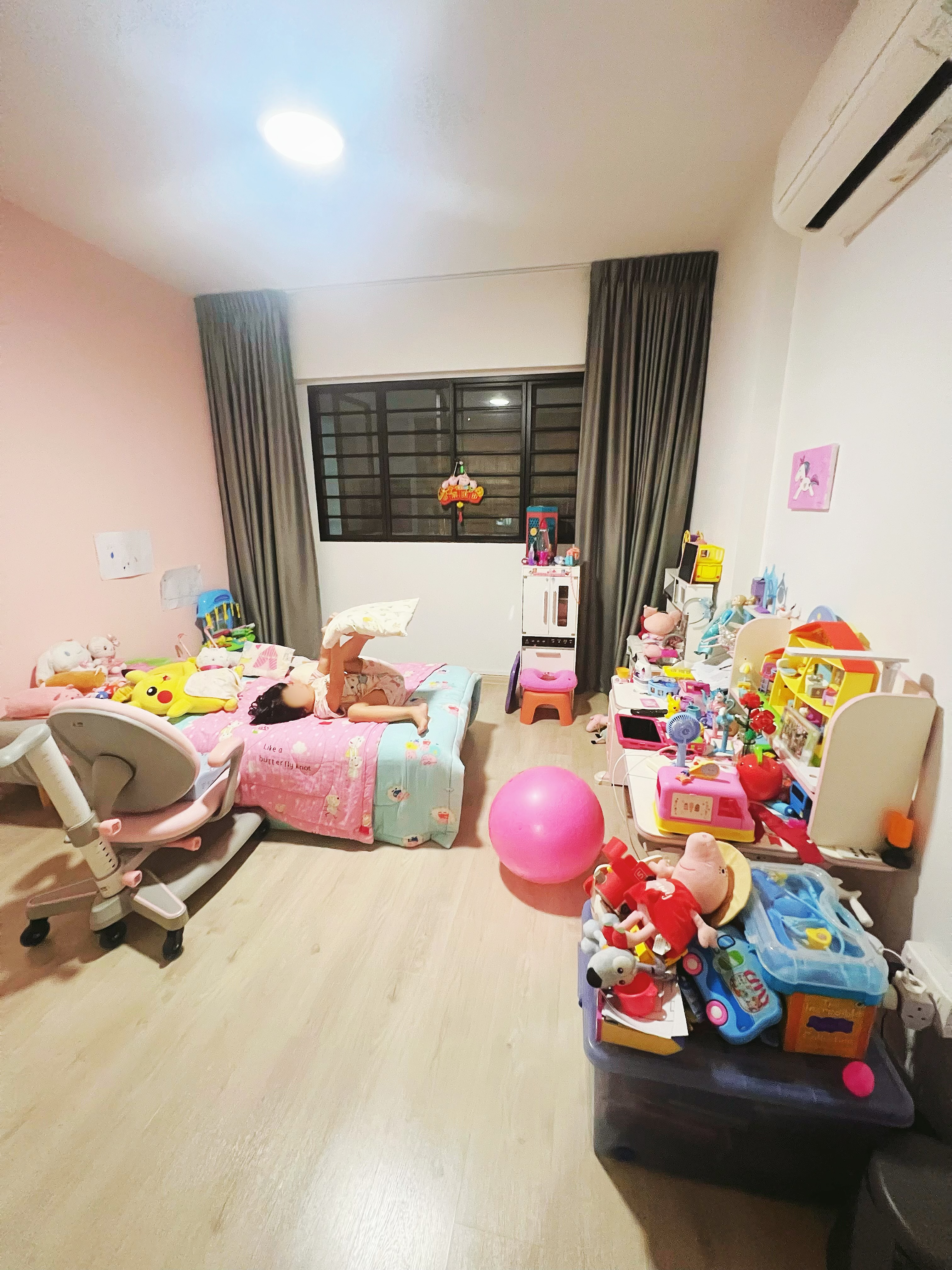 Transformation of an old maisonette: Big space living with home gym - Children's bedroom, cozy room, pink walls, wooden