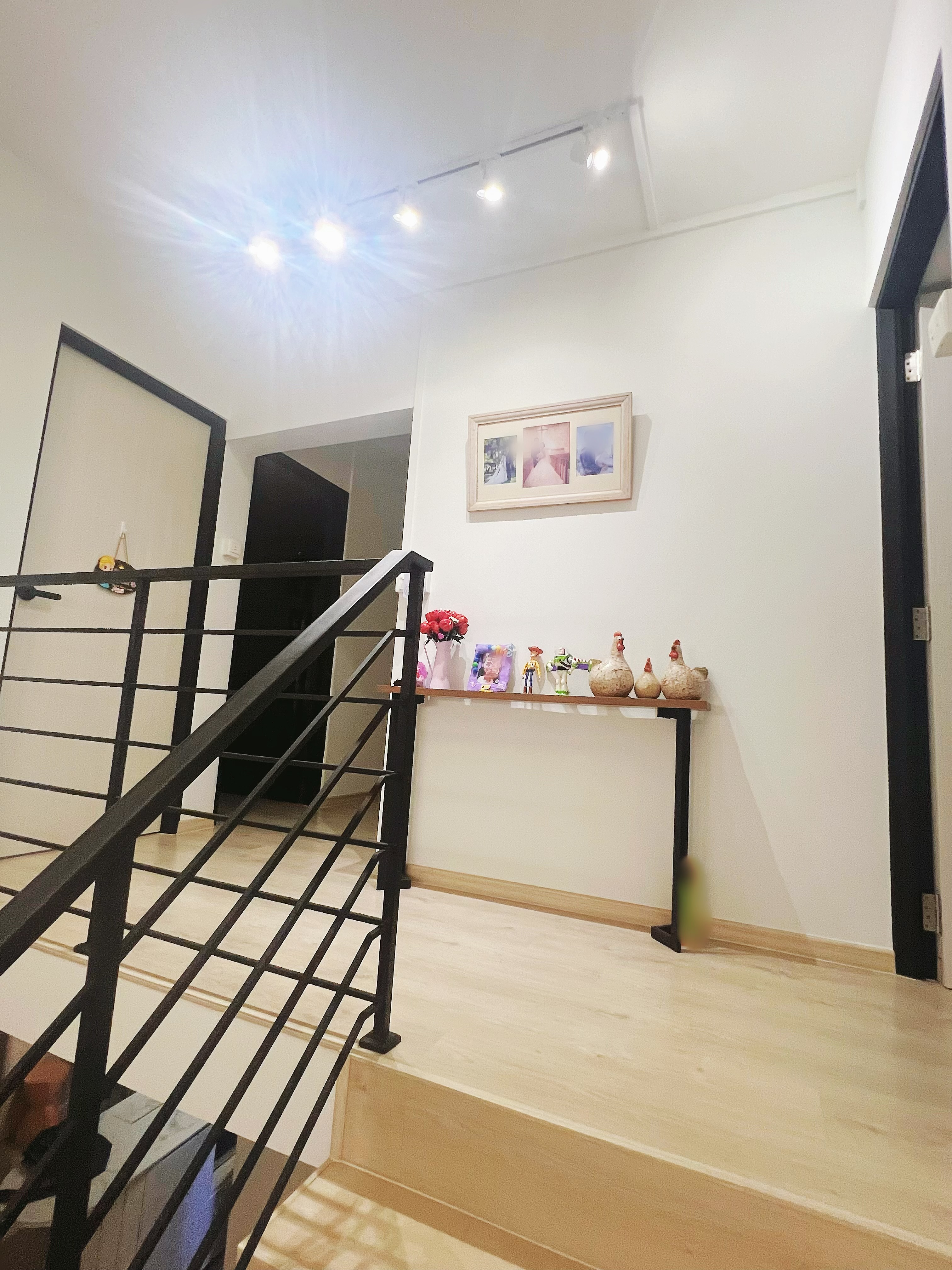 Transformation of an old maisonette: Big space living with home gym - Modern staircase with black metal railing, minimalist