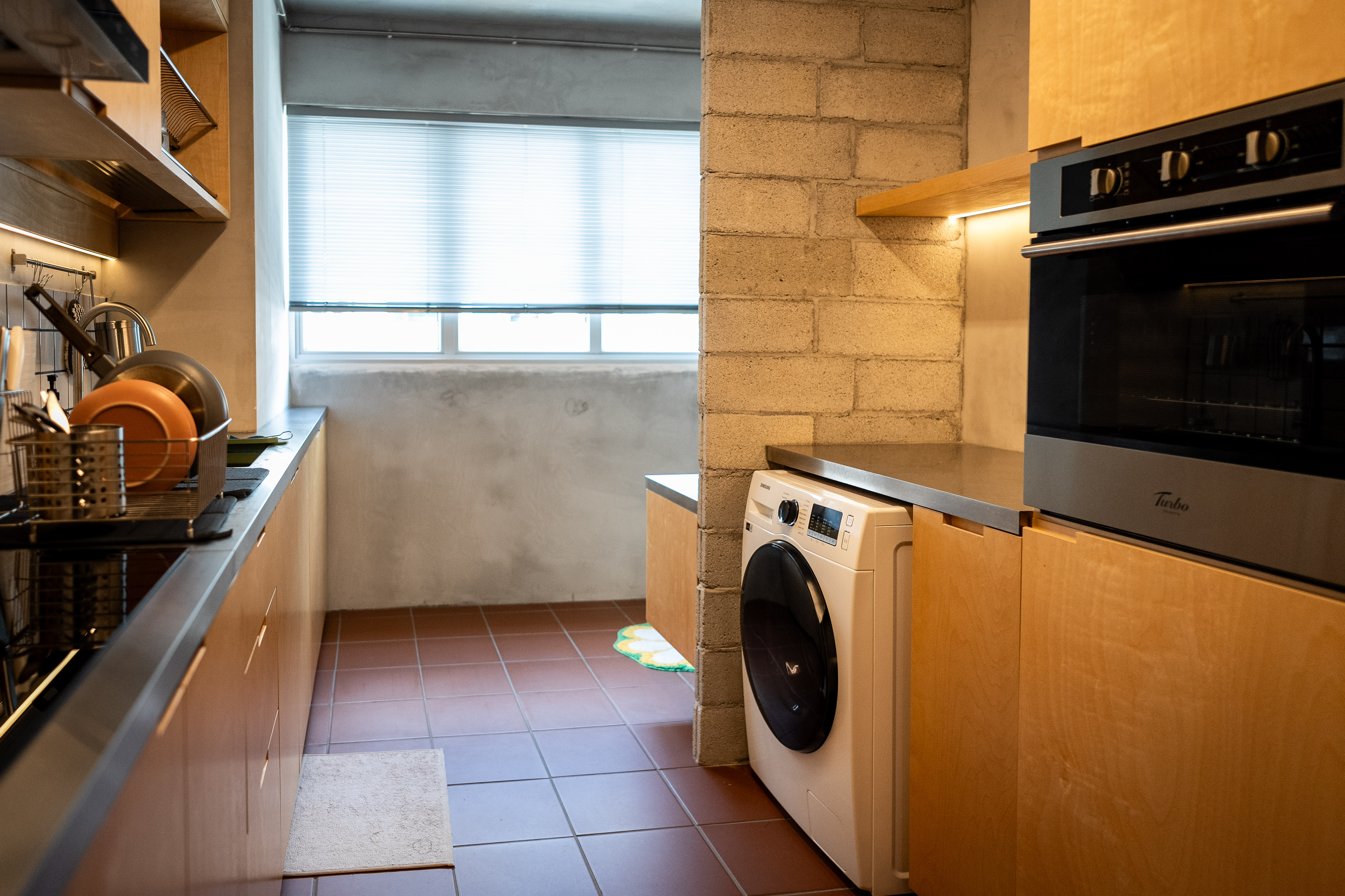 80k 4room HDB transformation: A cosy home photography studio tour! - Modern kitchen with built-in appliances, stainless steel