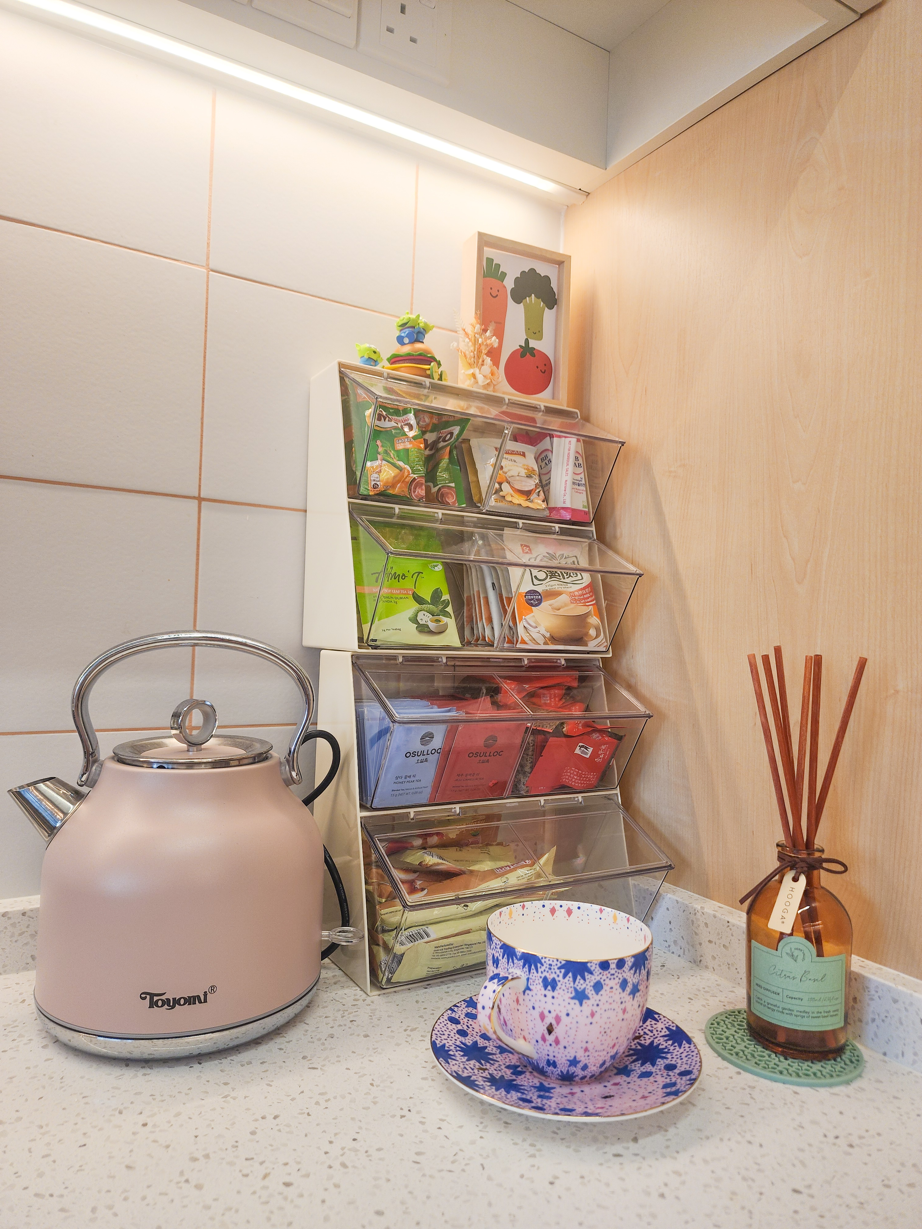 Step inside a chef's kitchen - closed concept, functional & aesthetic - Toaster, electric kettle, pink model, kitchen