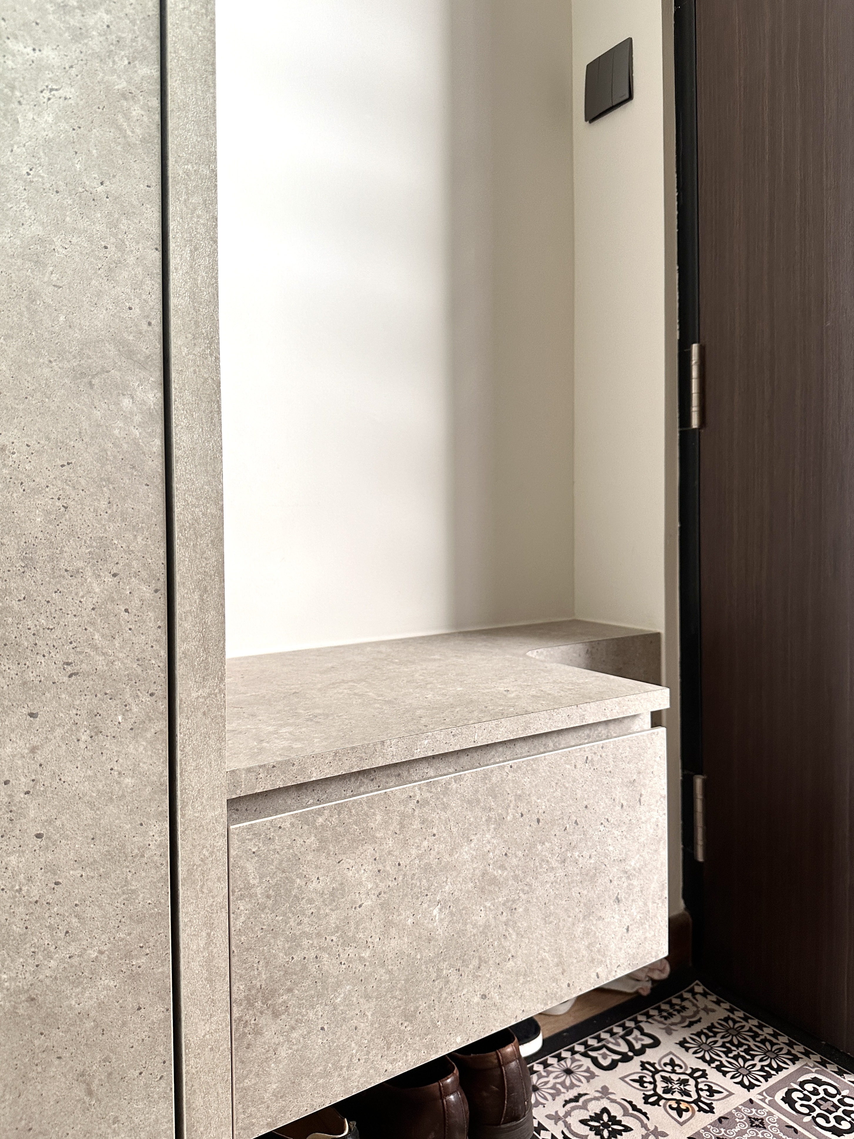 Entryway-That-Speaks-Minimalism-&-Modern-Life