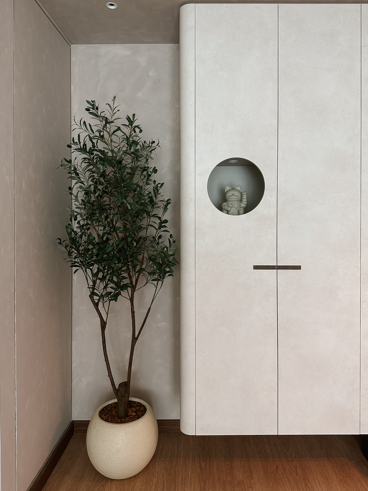 Our Cosy Entryway: Limewashed with practical storage solutions - Modern minimalist interior, potted plant, beige wall, round