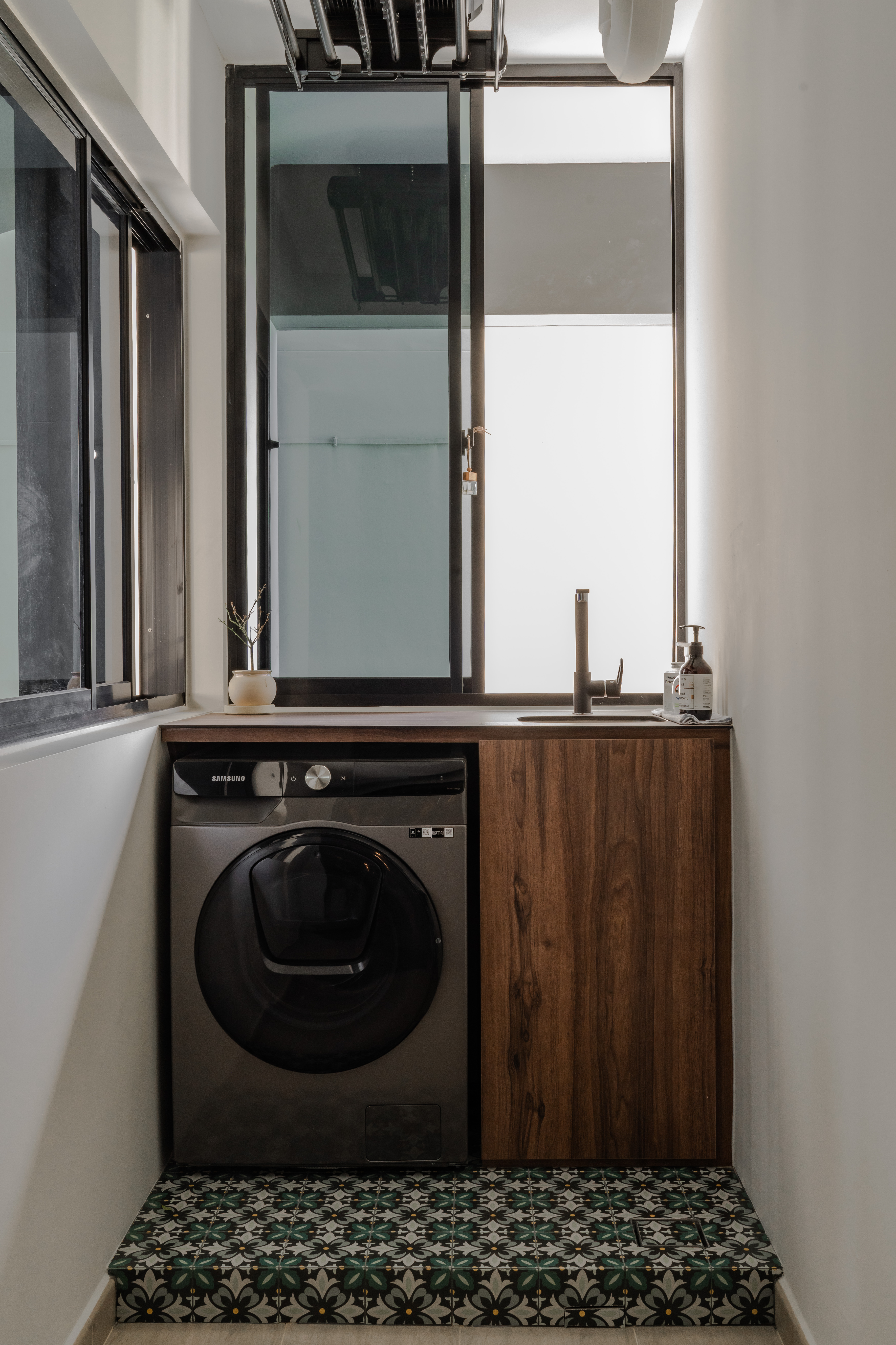 Zeng up your service yard - Modern laundry room, sleek design, minimalist decor, large window, built-in sink, stainless steel