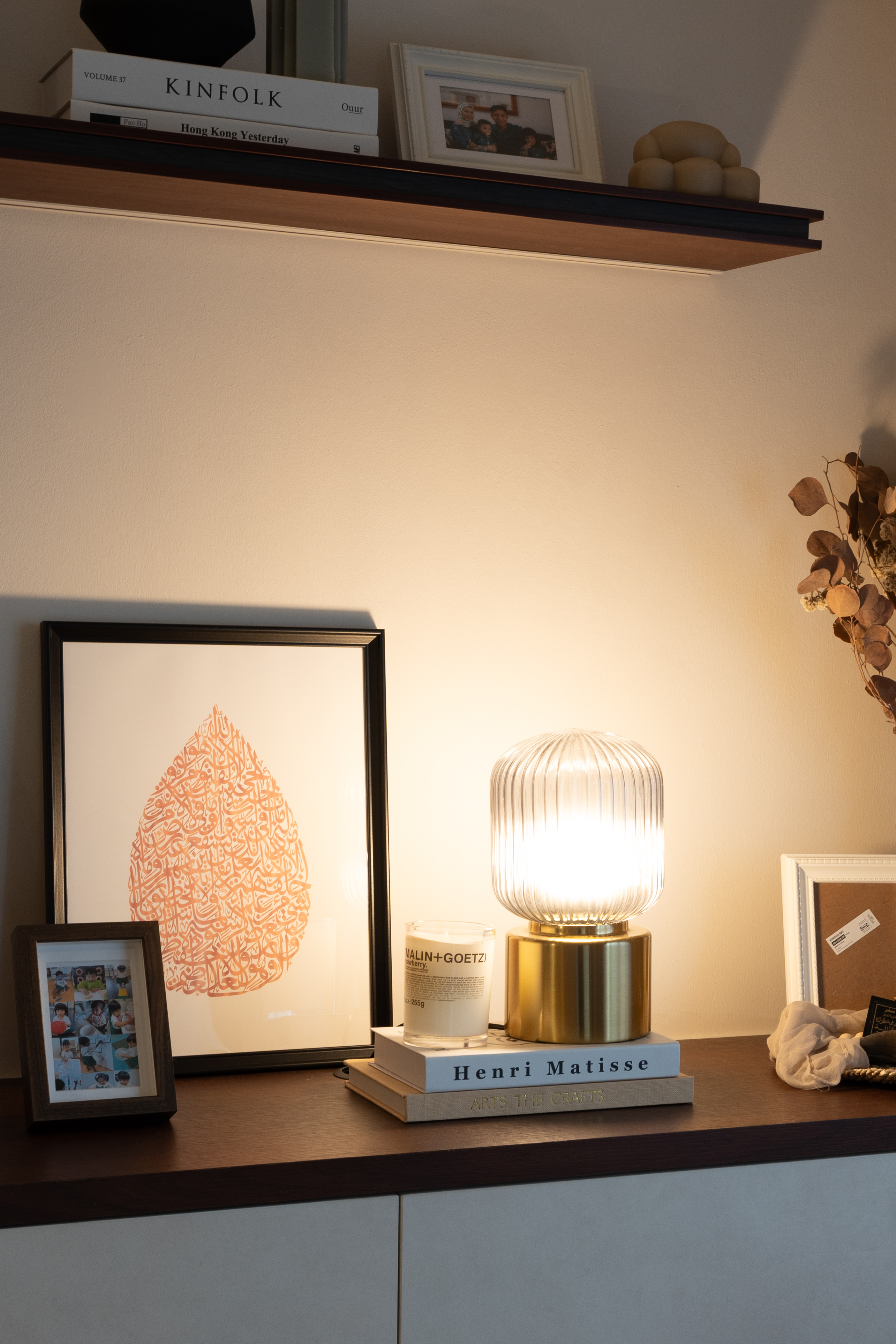 Entryway Essentials: Style, Storage and a touch of our personality! - volumen 37, Hong Kong Yesterday, Kinfolk, Oour, framed