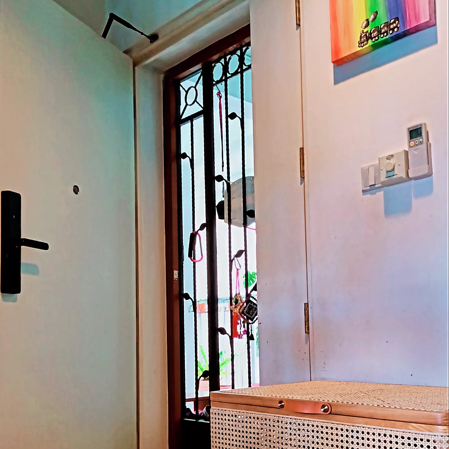 Cozy-Entryway:-Less-is-More-in-this-Rustic-Cozy-Home