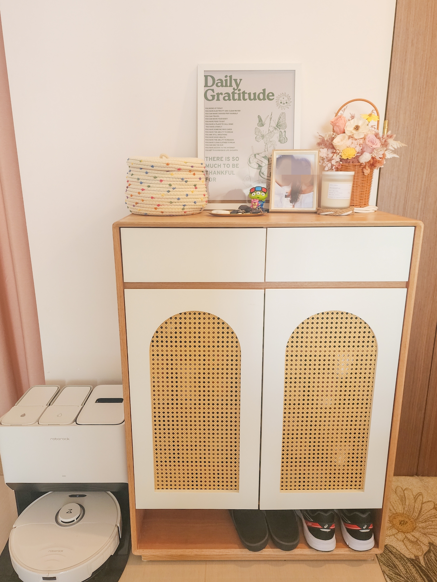 A Simple & Small Entryway Focused on Decor Without Built-Ins - Daily gratitude, daily reminder, positive affirmation