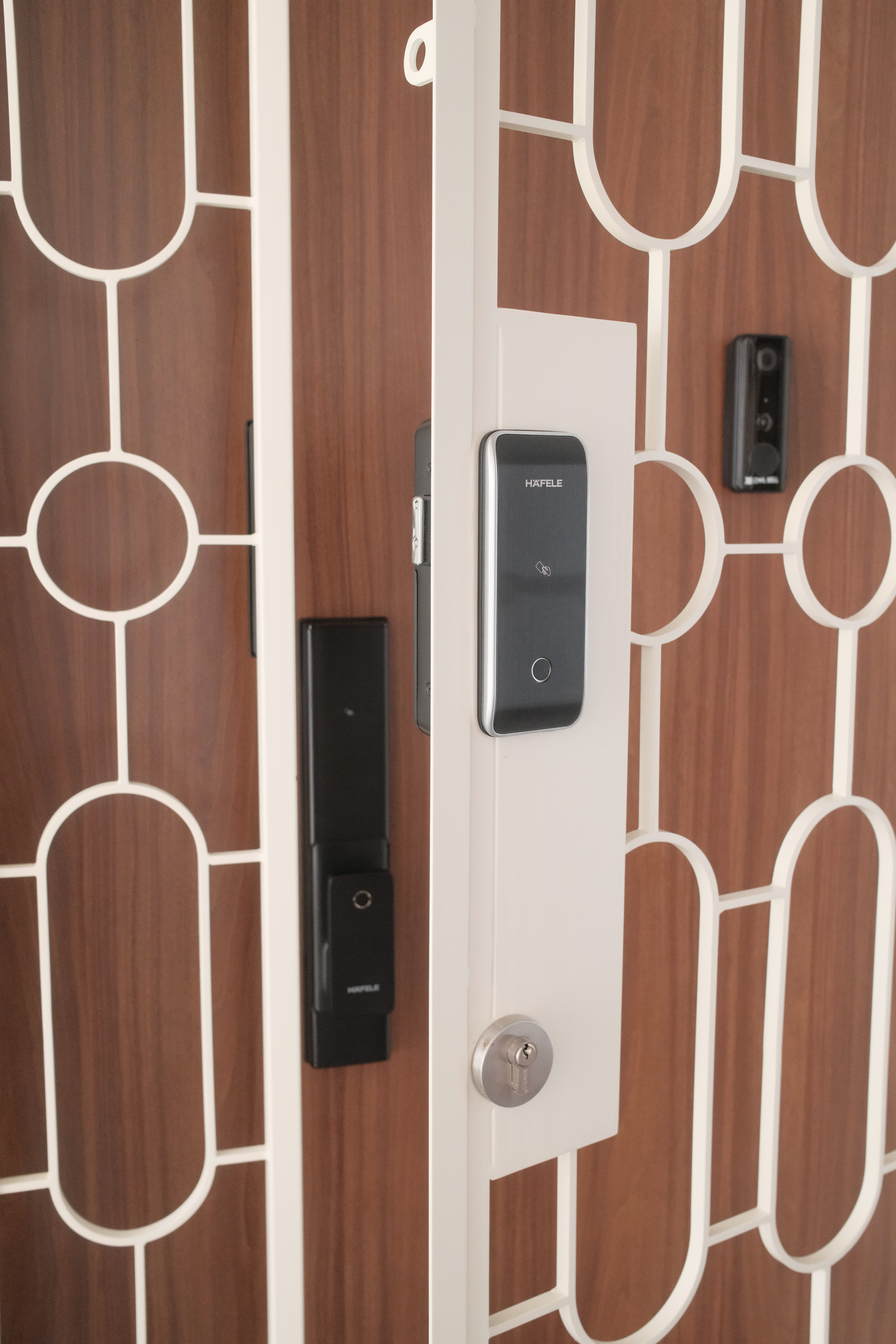 Open and Spacious Entry Way with Zero Built-in Carpentry - Smart doorbell, modern door, electronic door, home security, smart