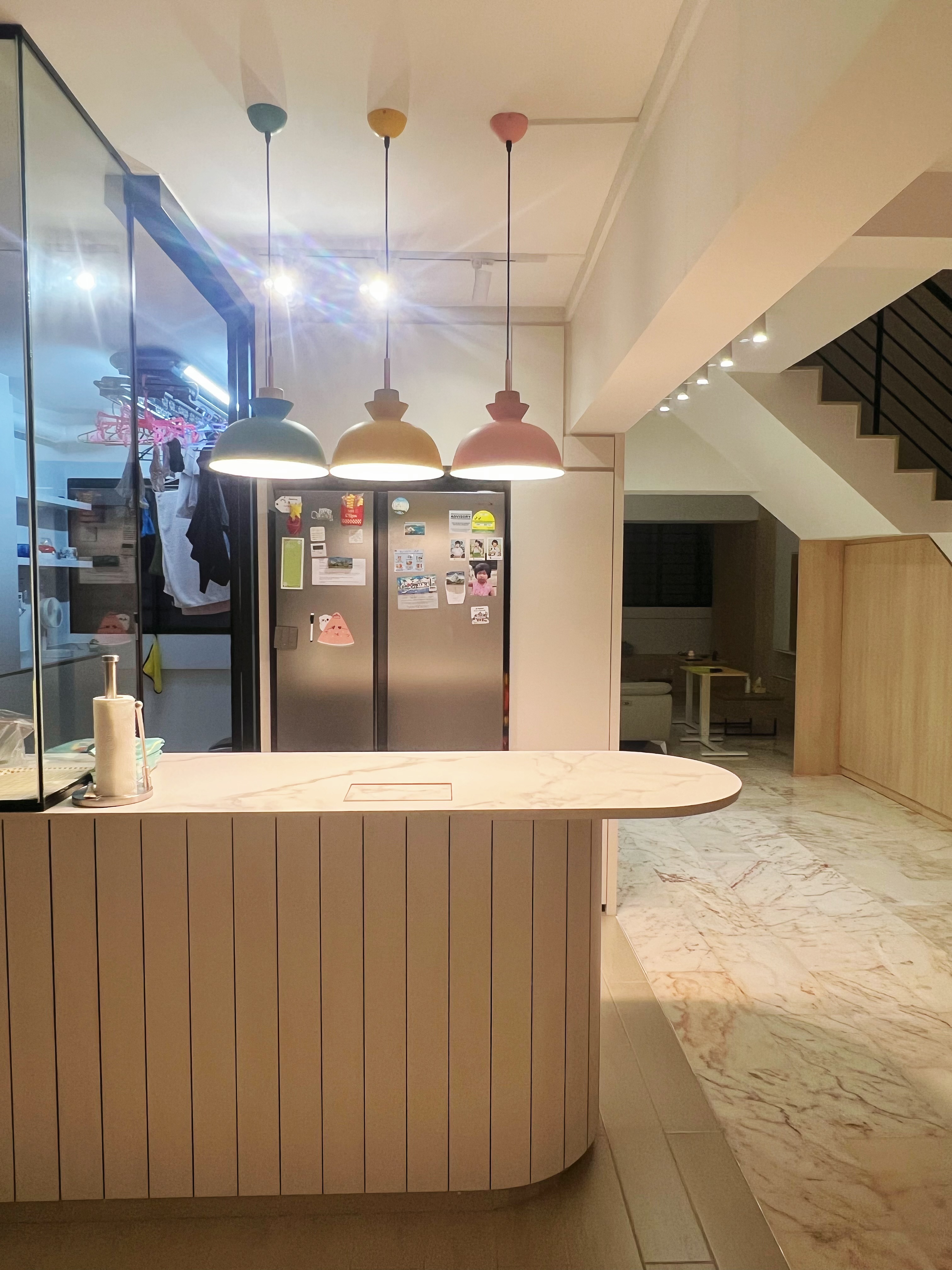 A simple entryway: Small and functional for a warm welcome to our home - Modern kitchen with marble countertops, stainless