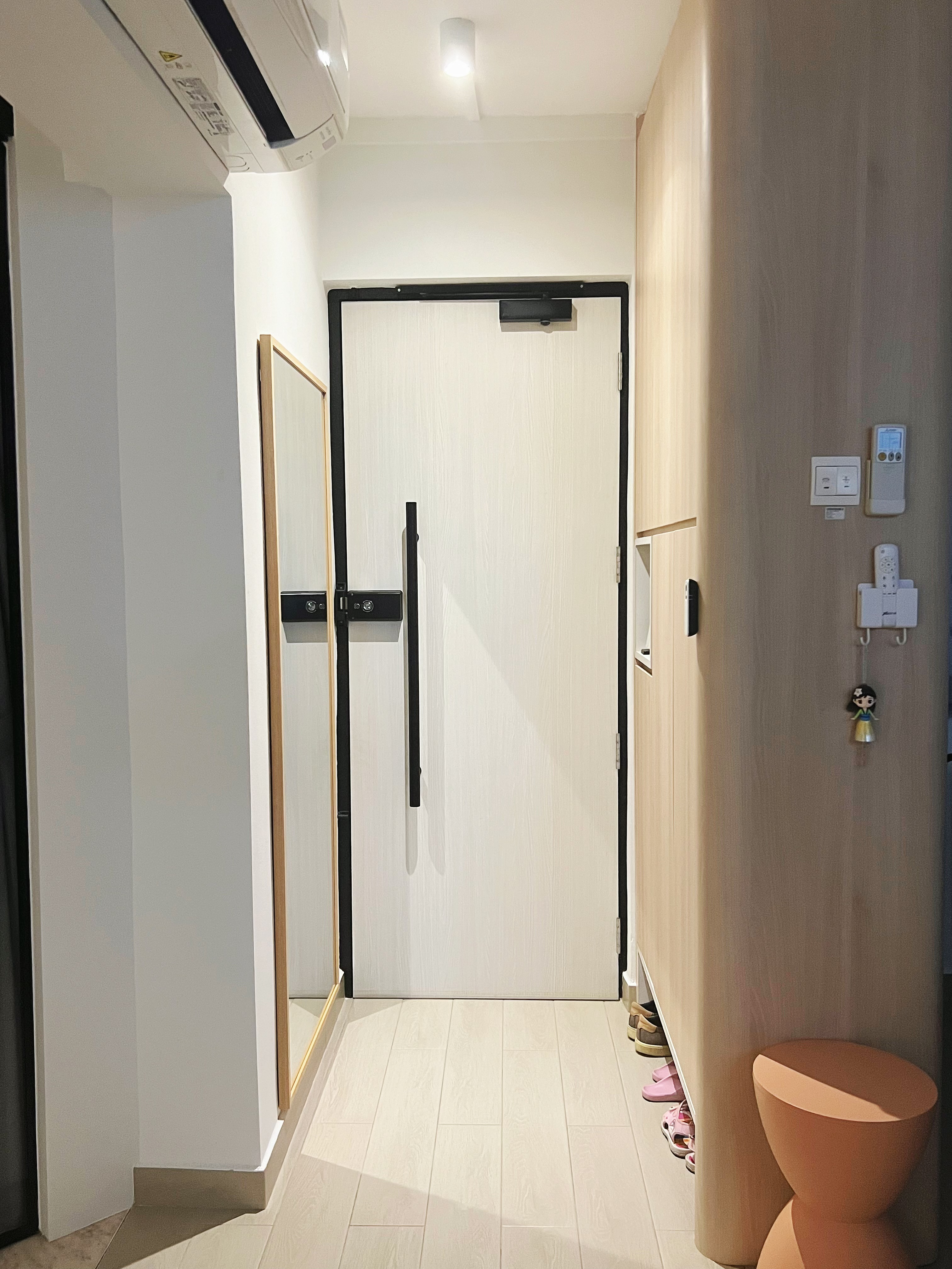 A simple entryway: Small and functional for a warm welcome to our home - Wooden door, minimalist design, modern interior