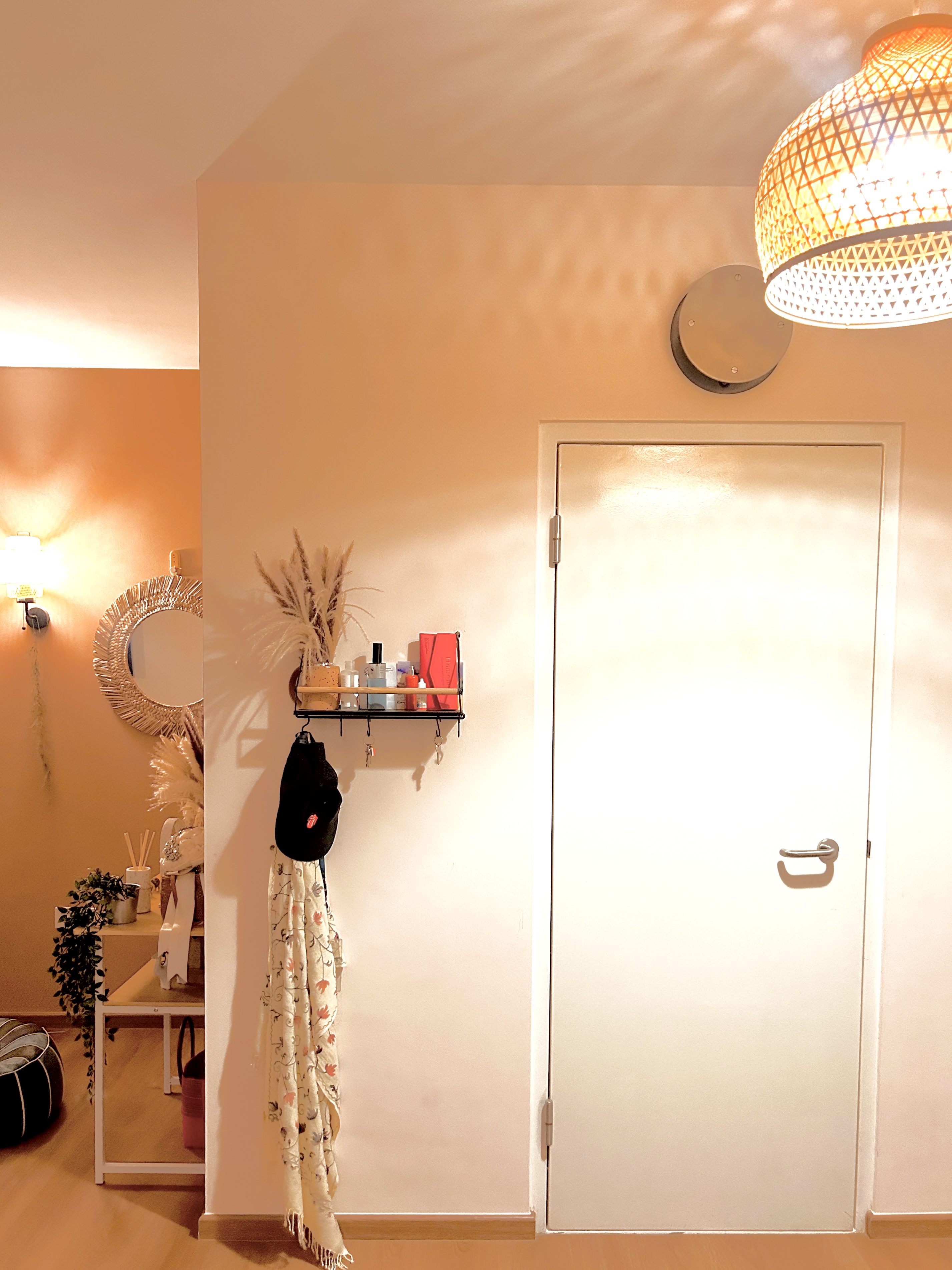 Less-is-More:-A-Minimalist-Entryway-with-open-space!