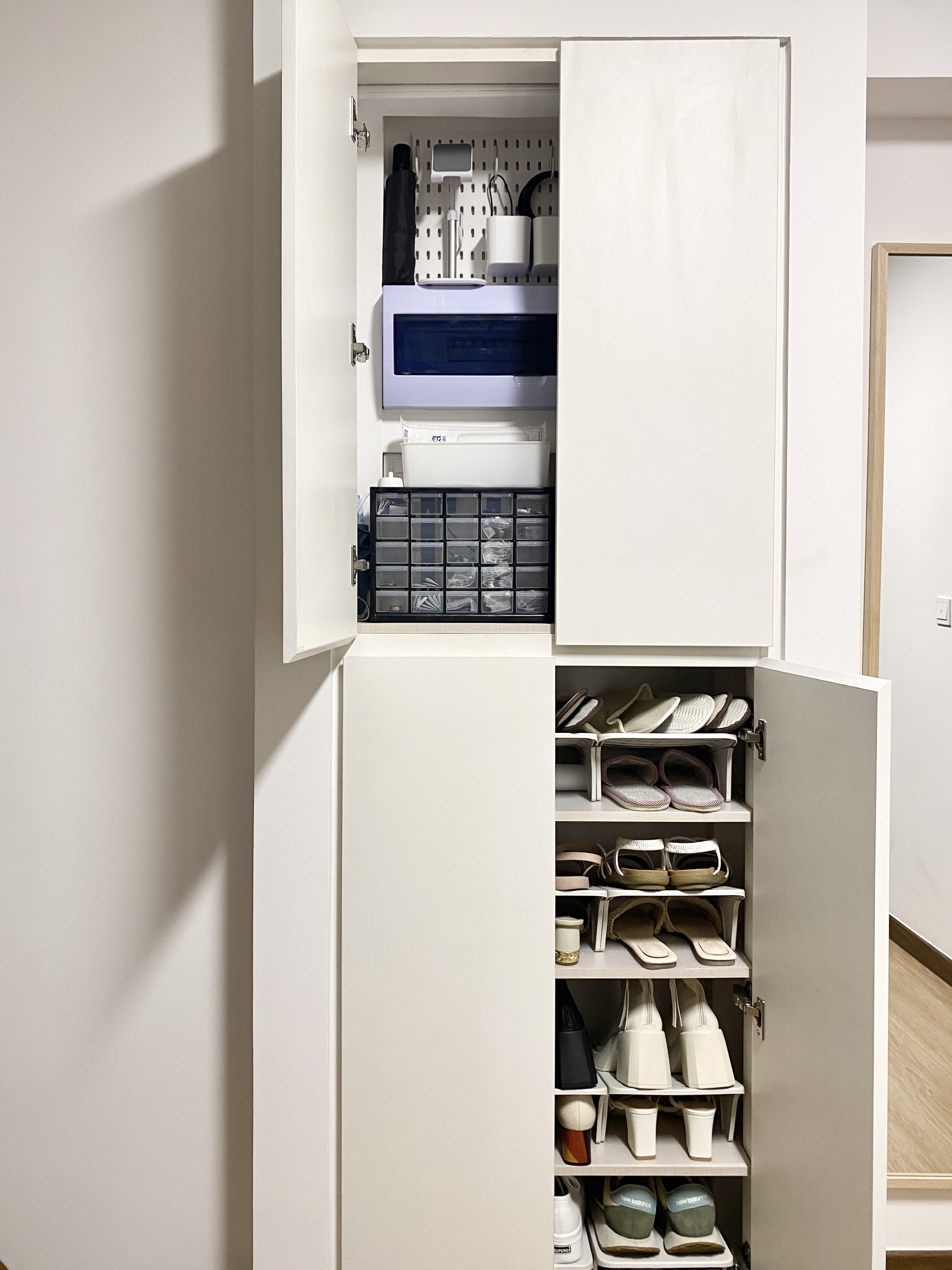 Entryway: Embracing Monochromatic Tones for A First Impression