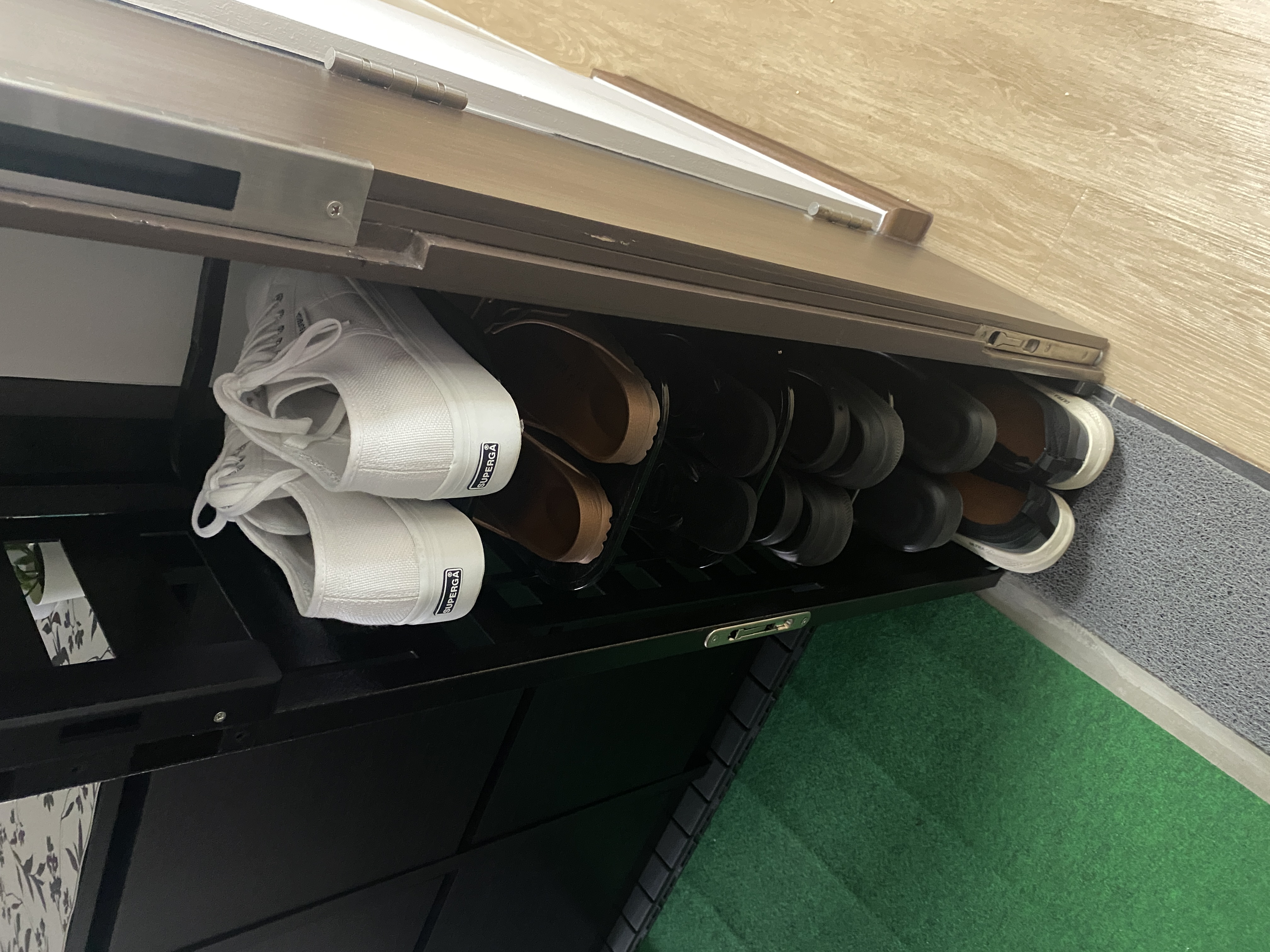 Entryway: Embracing Monochromatic Tones for A First Impression