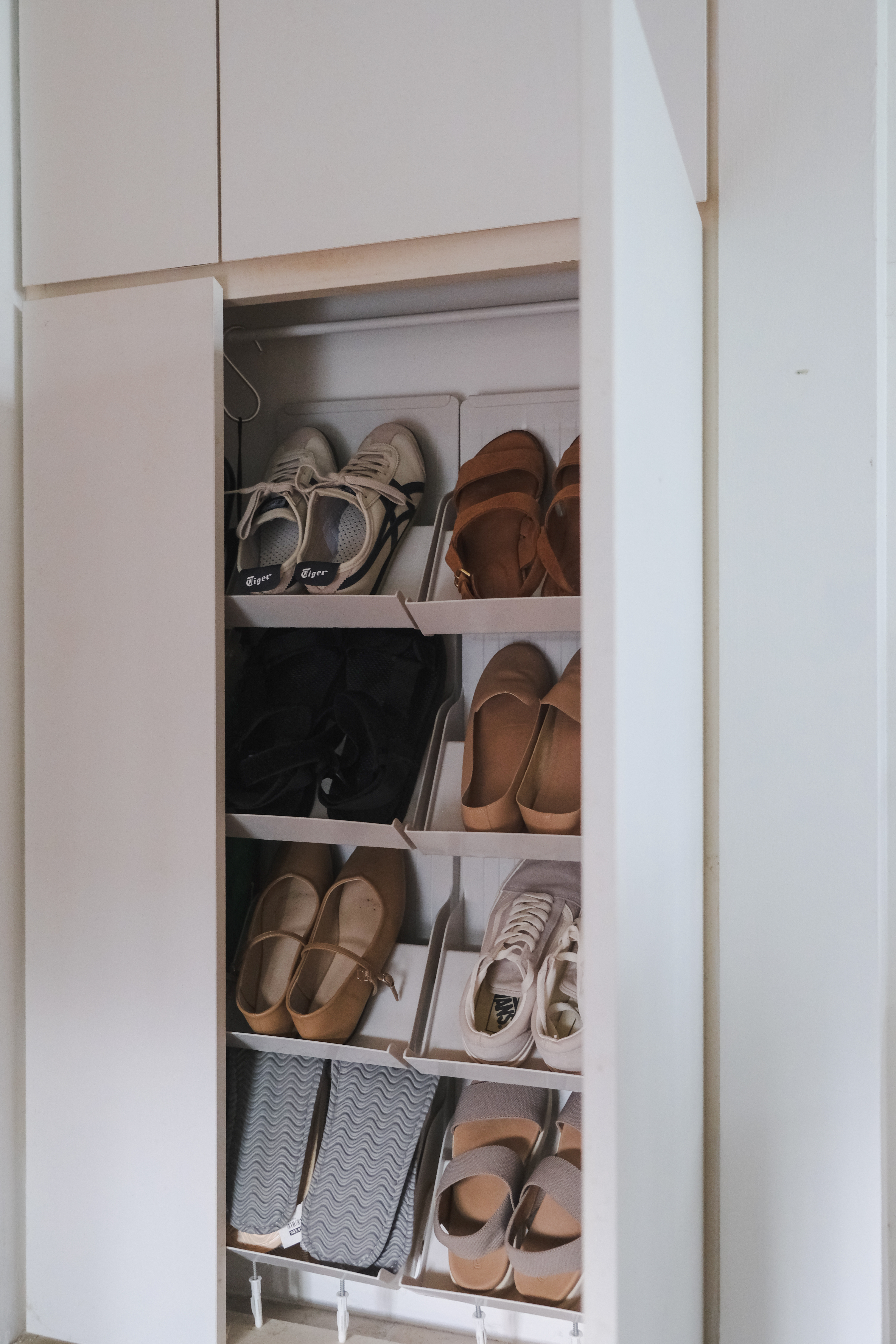 Step-Inside:-A-Seamless-Entryway-with-Concealed-Shoe-Storage