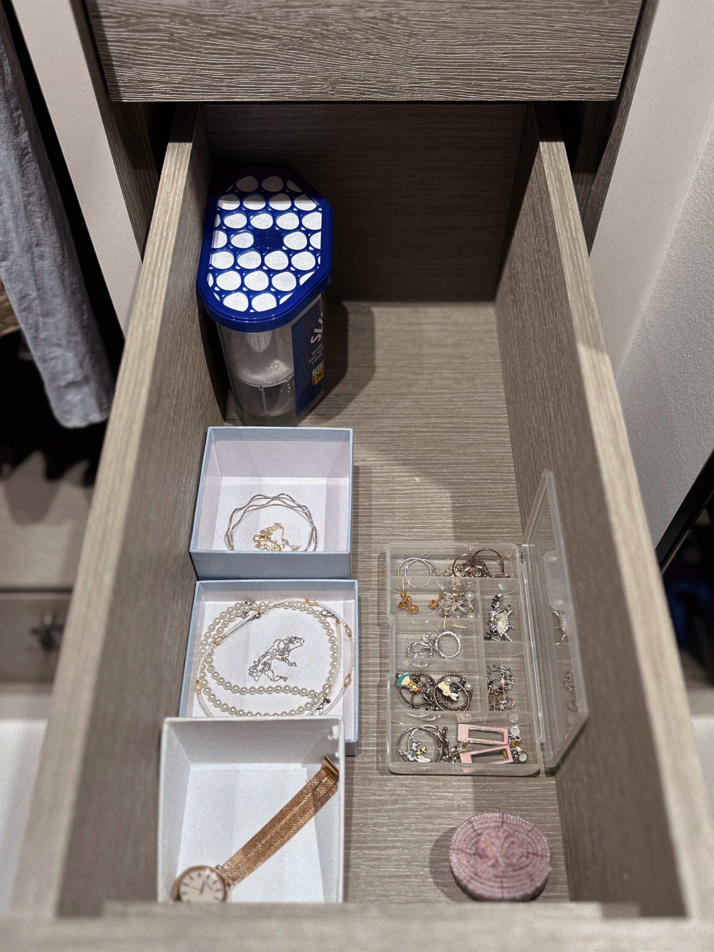 Getting Ready/Unready Without A Dressing Table