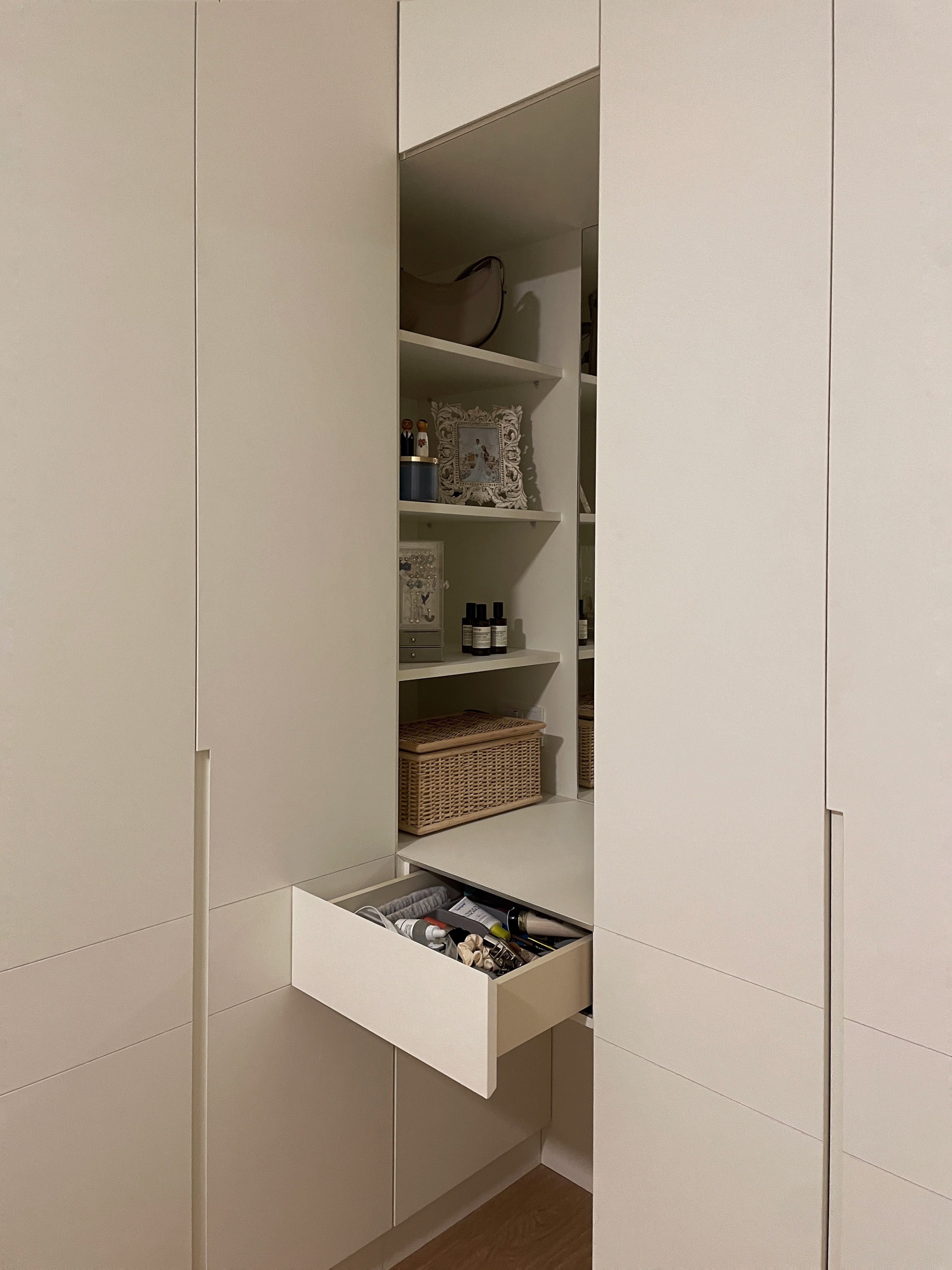 Vanity: a Minimalist Beauty Bar