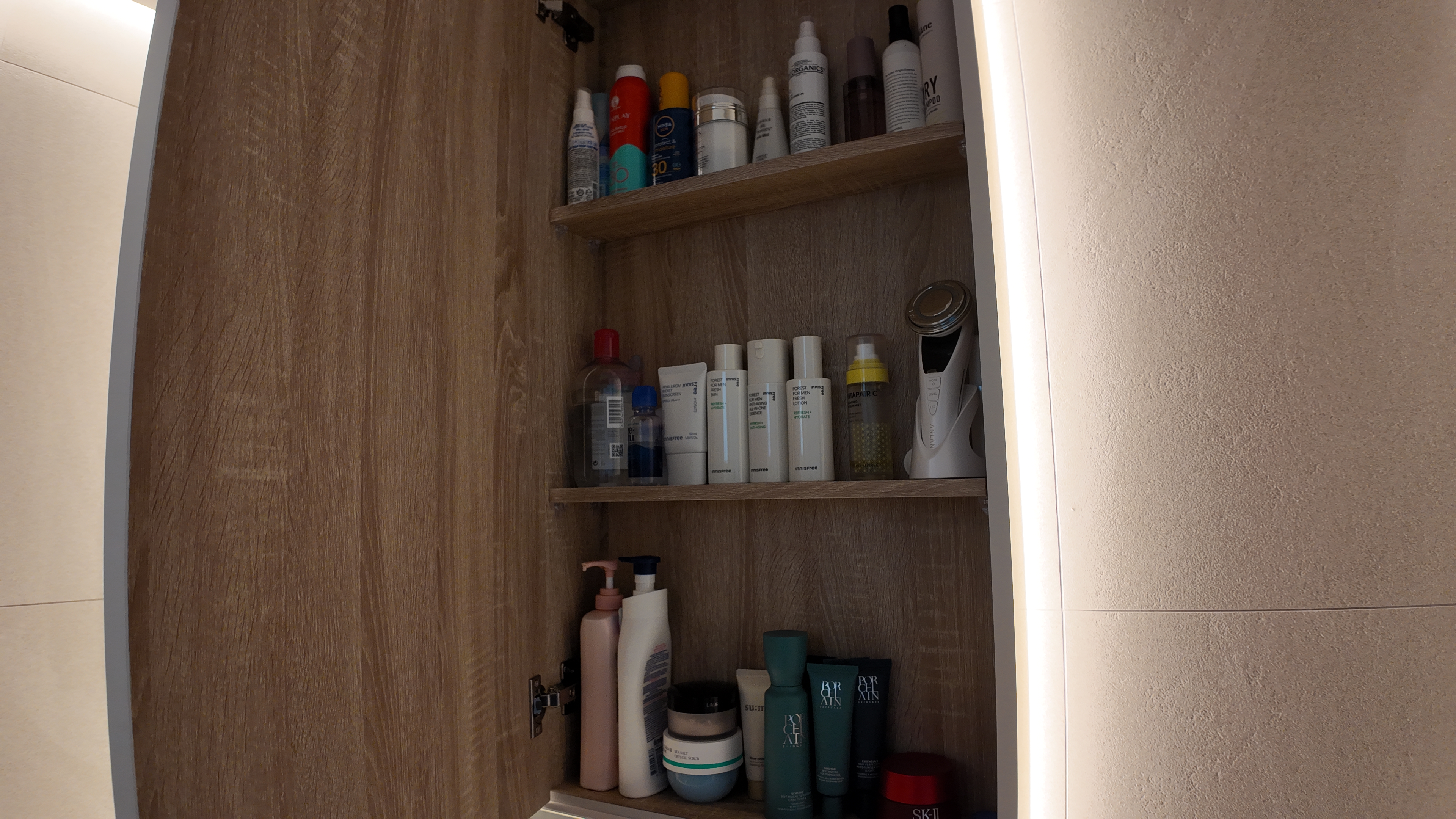 Simple Standing Vanity: Hotel-Inspired Style