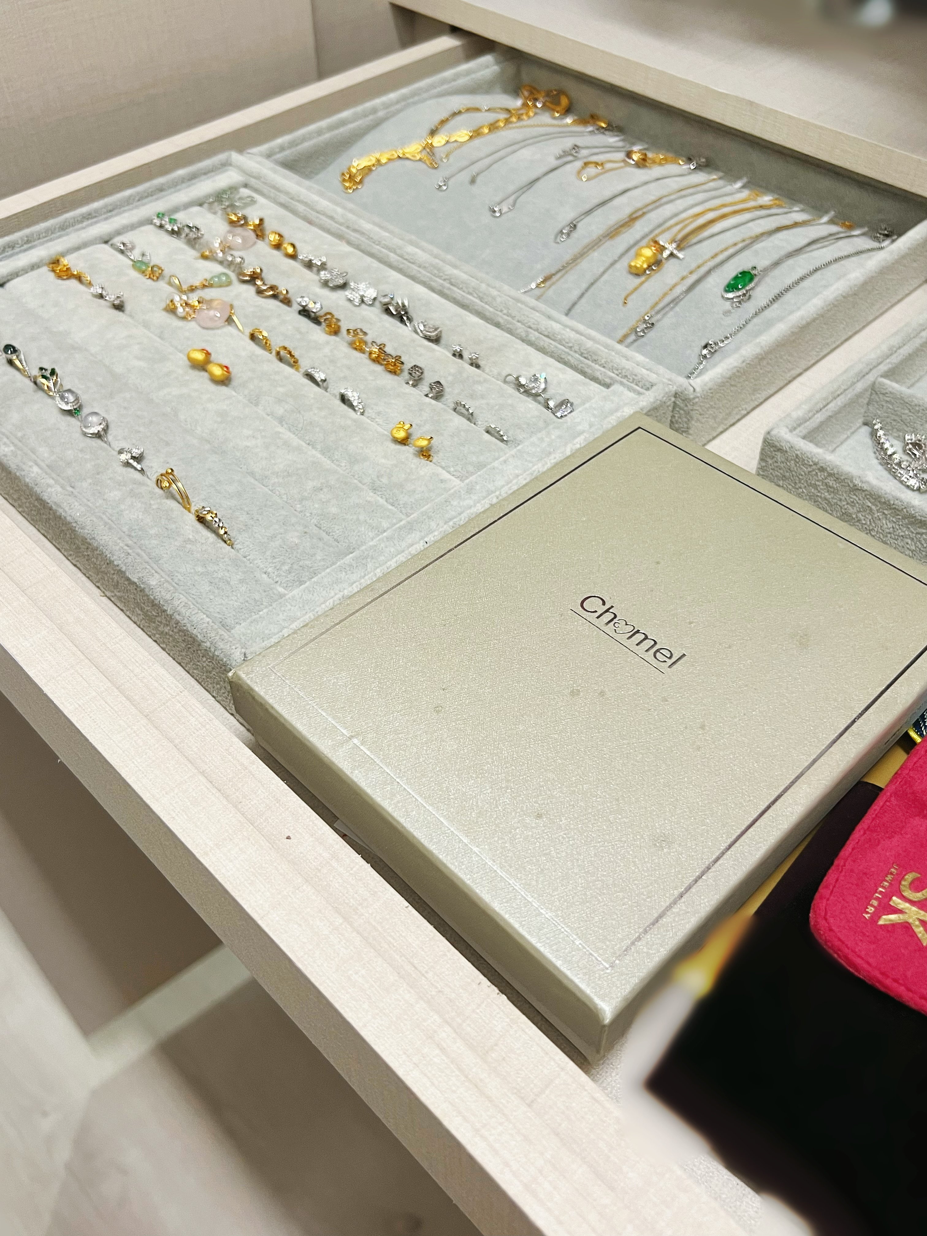 A-vanity-area-without-the-vanity-table/desk-to-save-space