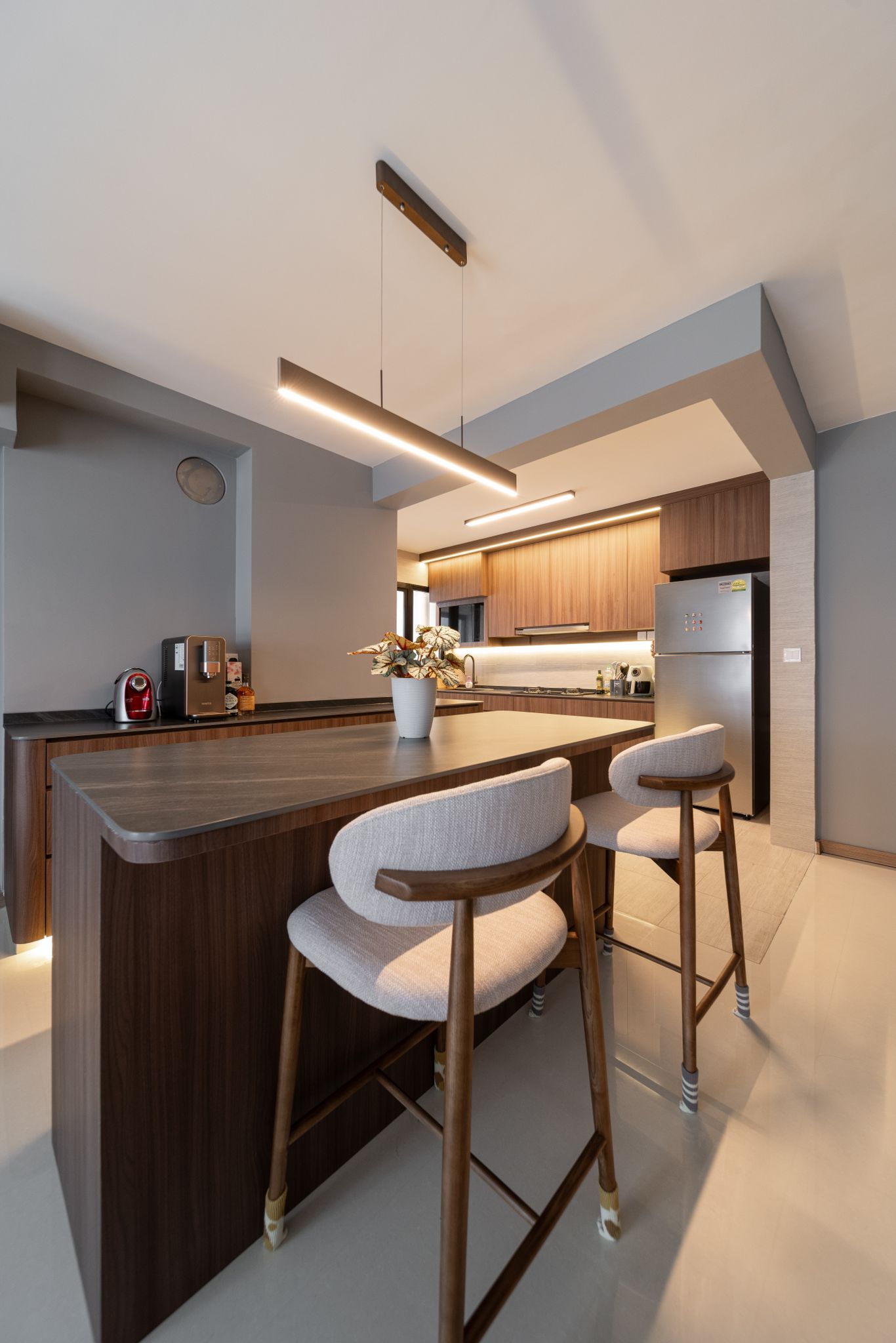 Moody elegance: A dark Scandinavian Kitchen Design