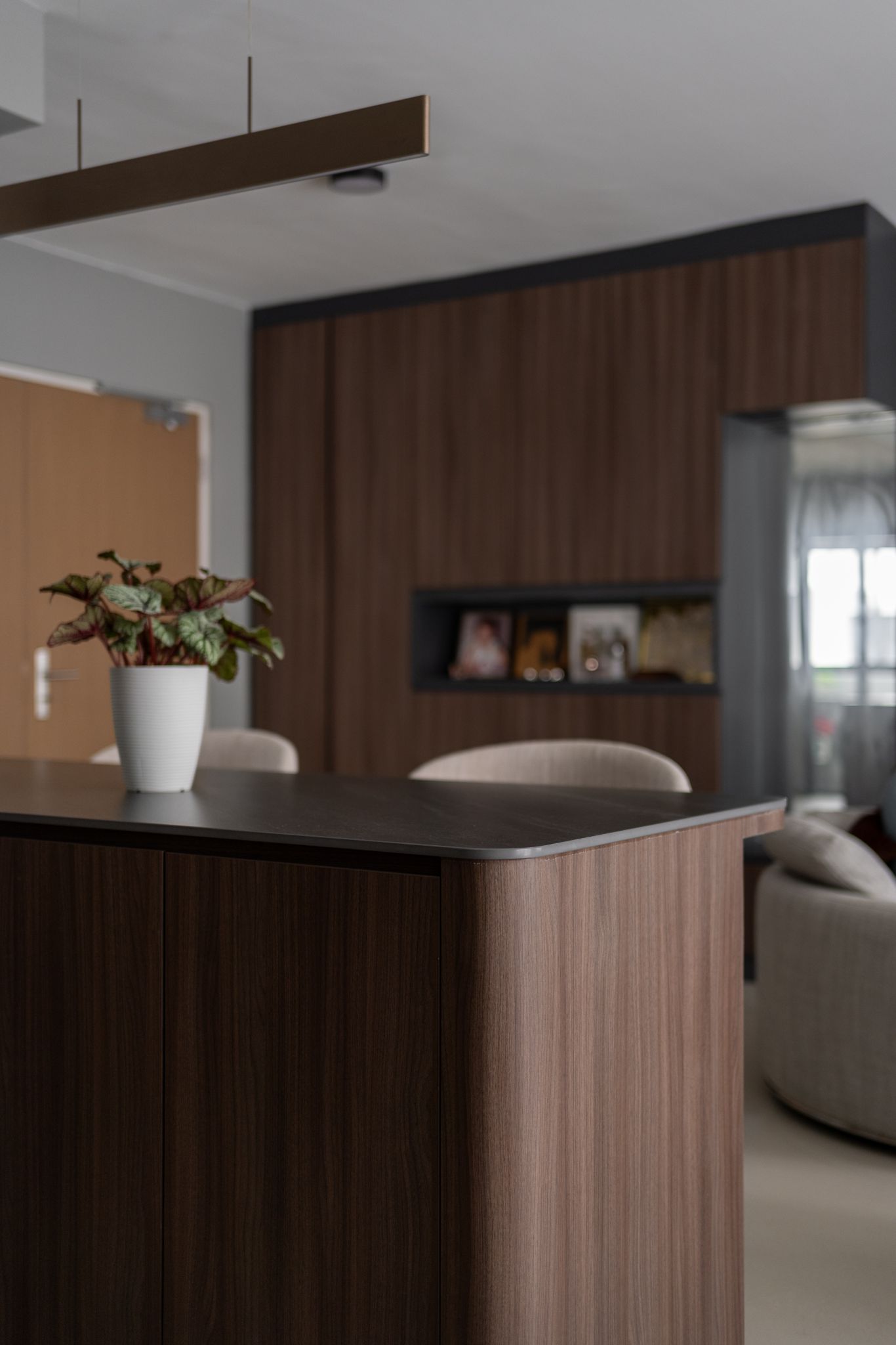 Moody elegance: A dark Scandinavian Kitchen Design