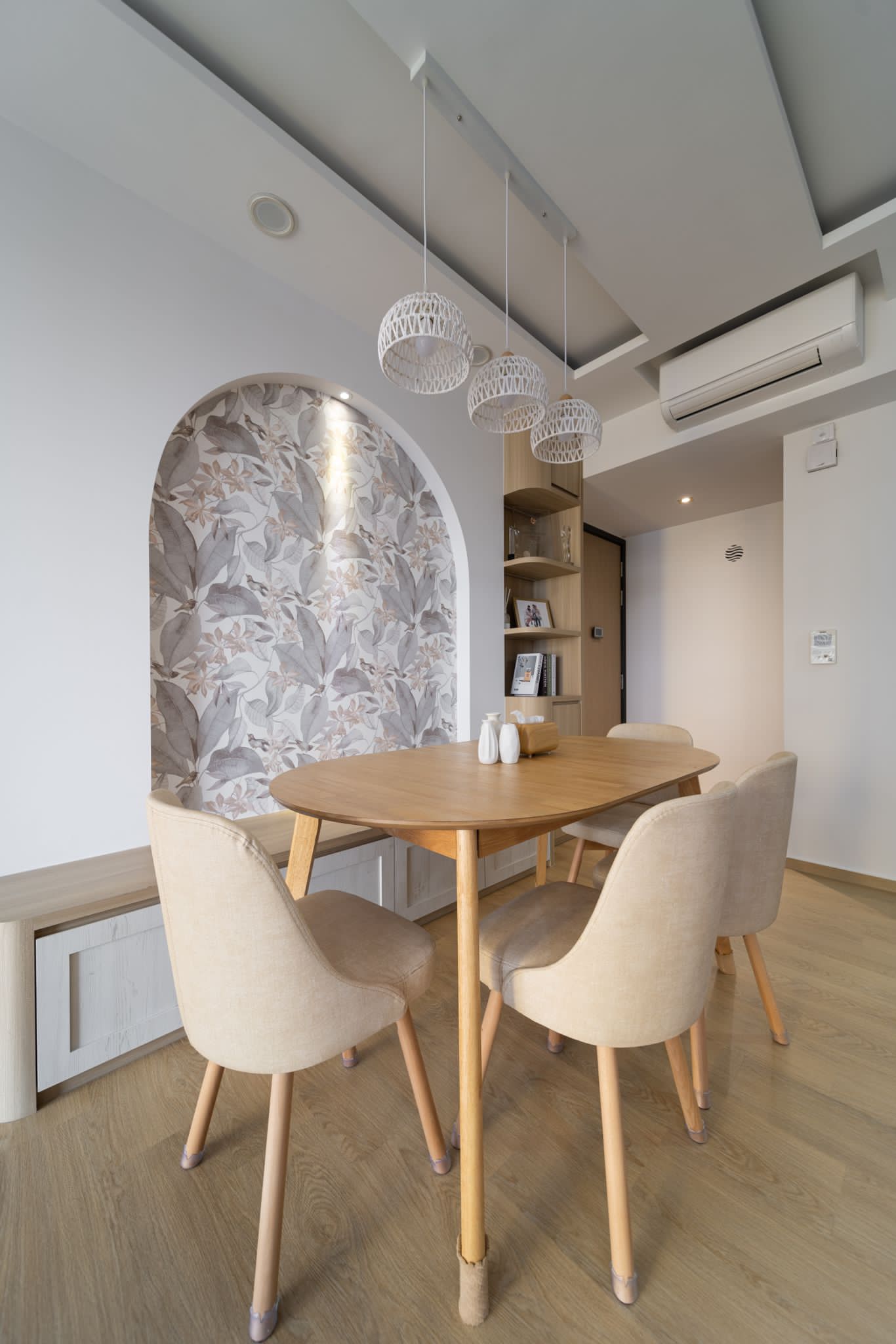 Elegant comfort: The dining settee hook